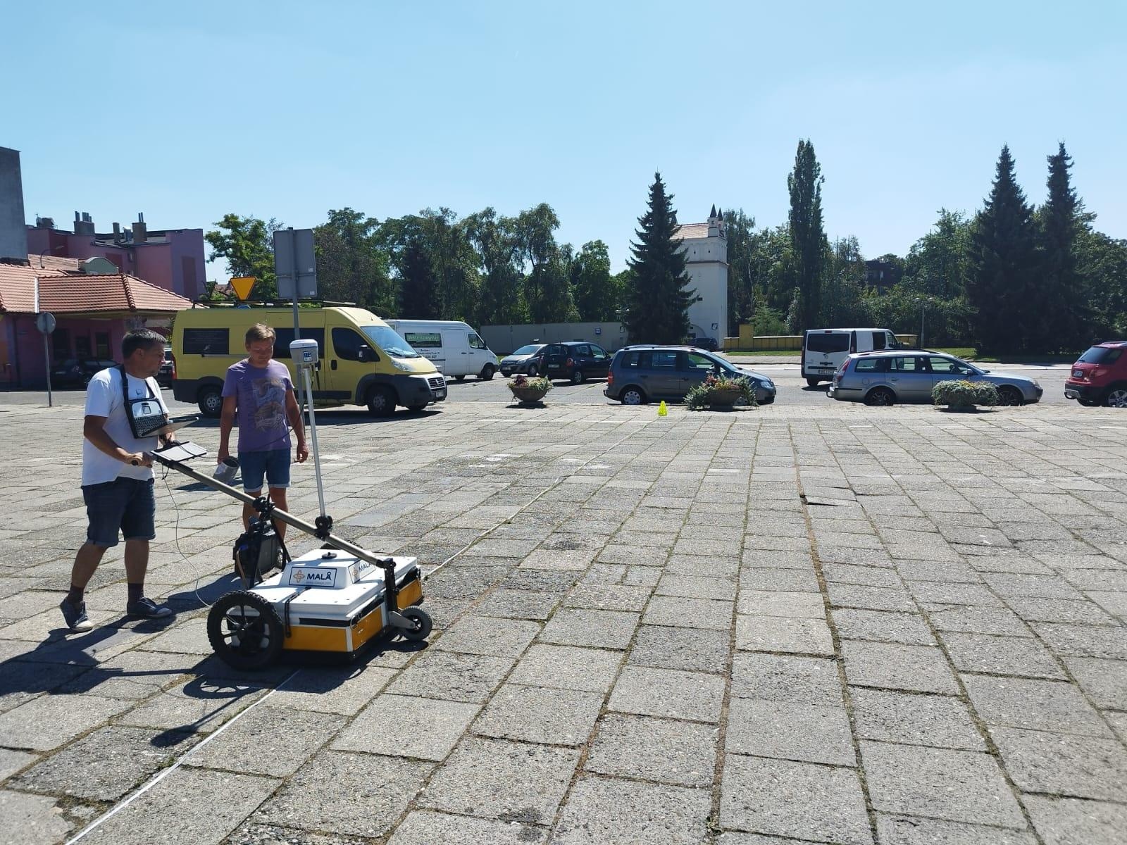 Zdjęcie w galerii na portalu naszraciborz.pl: Na tropie tajemnic. Radar na placu Długosza wiadomości z regionu