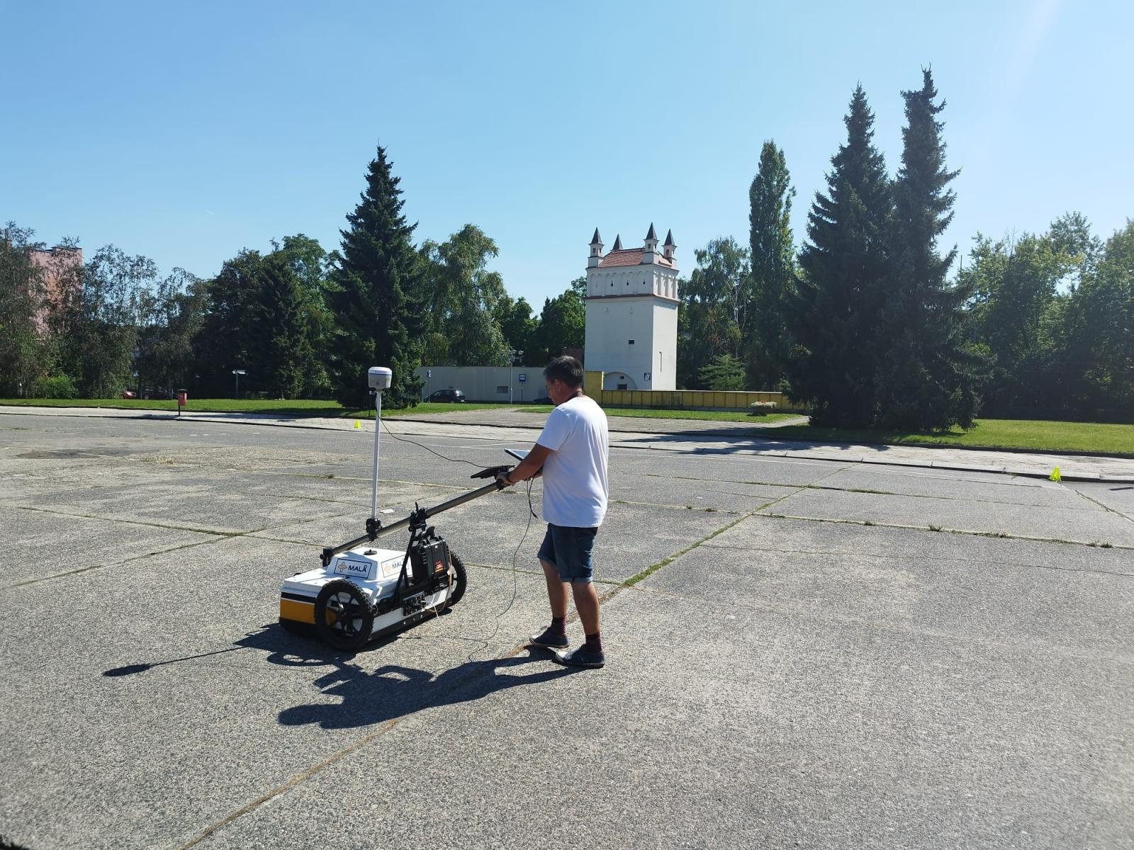 Zdjęcie w galerii na portalu naszraciborz.pl: Na tropie tajemnic. Radar na placu Długosza wiadomości z regionu