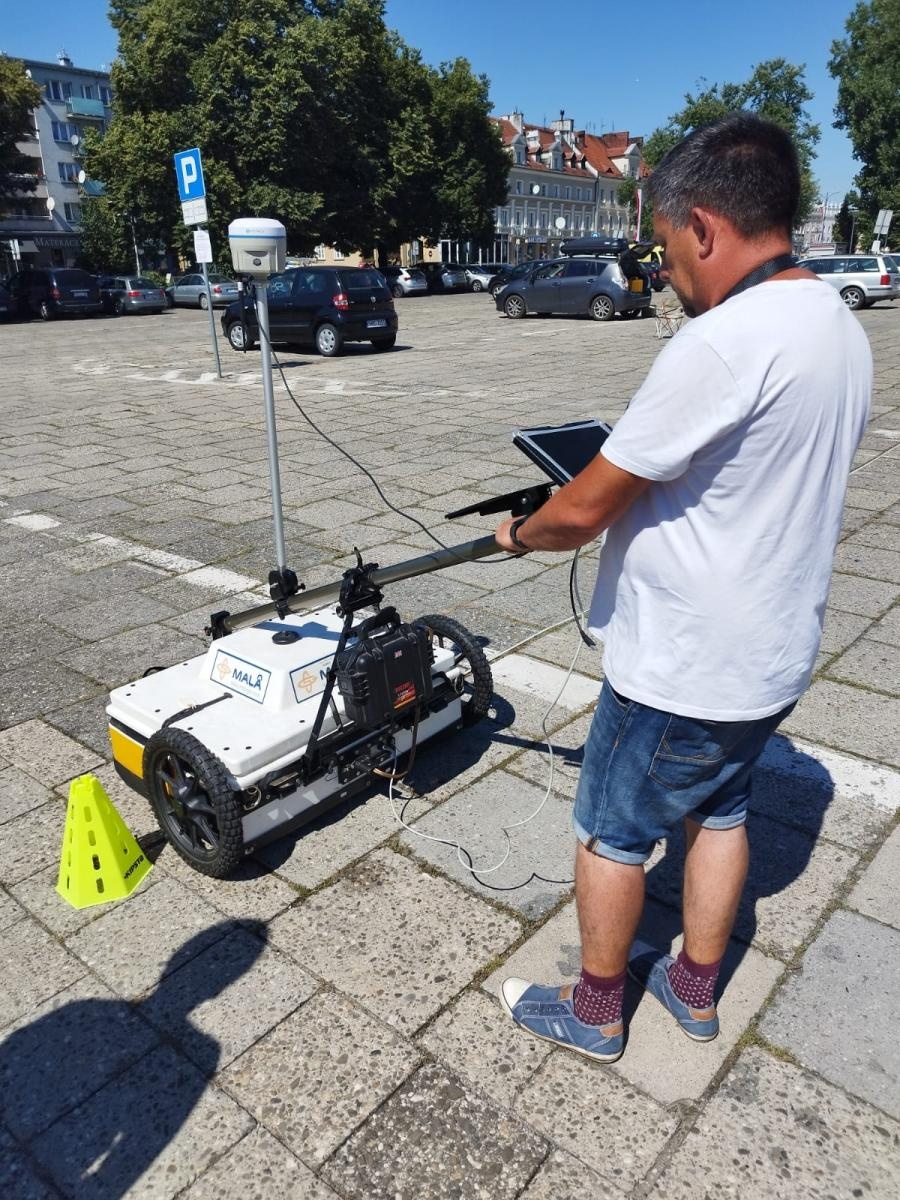 Zdjęcie w galerii na portalu naszraciborz.pl: Na tropie tajemnic. Radar na placu Długosza wiadomości z regionu