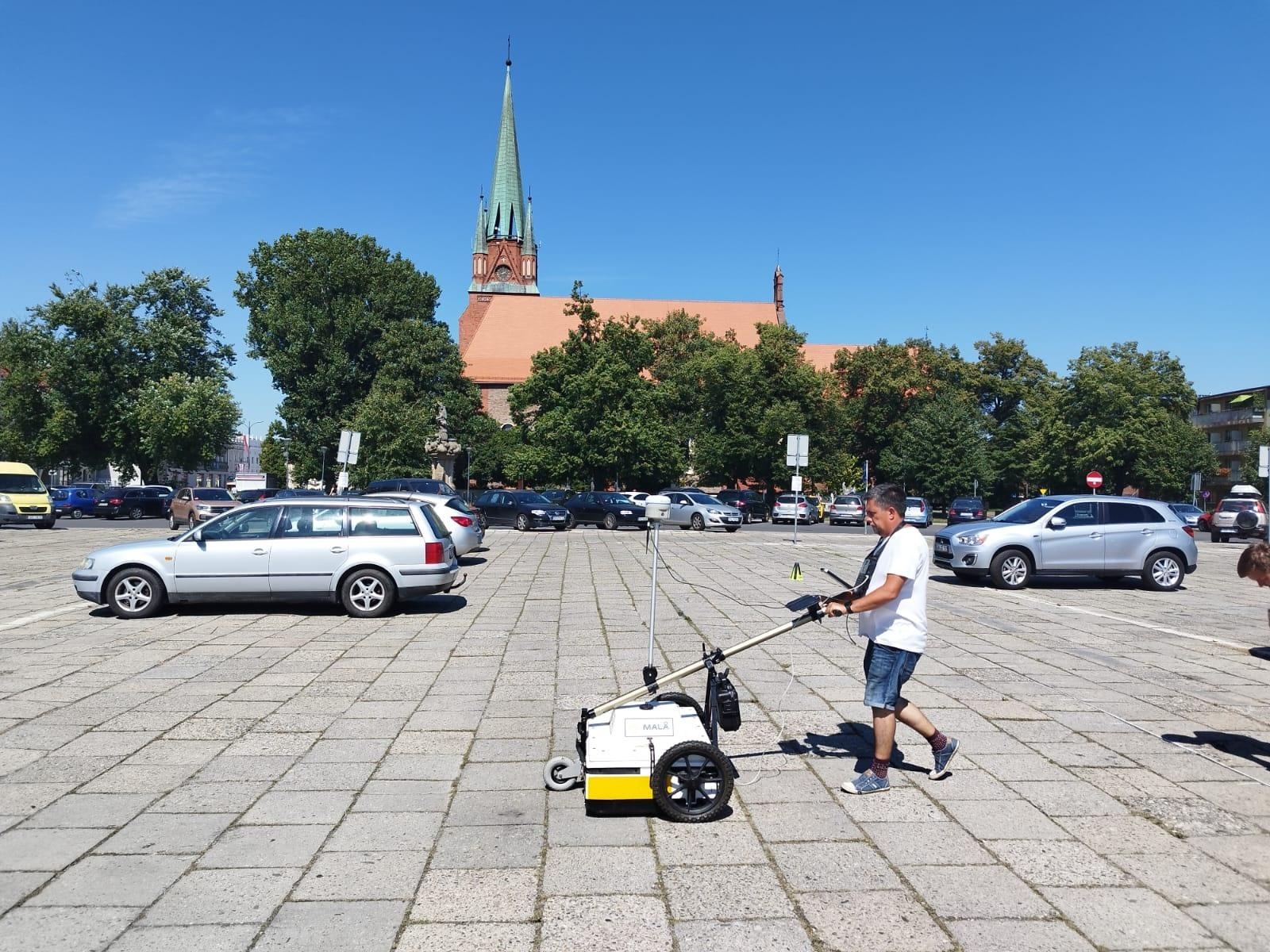 Zdjęcie w galerii na portalu naszraciborz.pl: Na tropie tajemnic. Radar na placu Długosza wiadomości z regionu