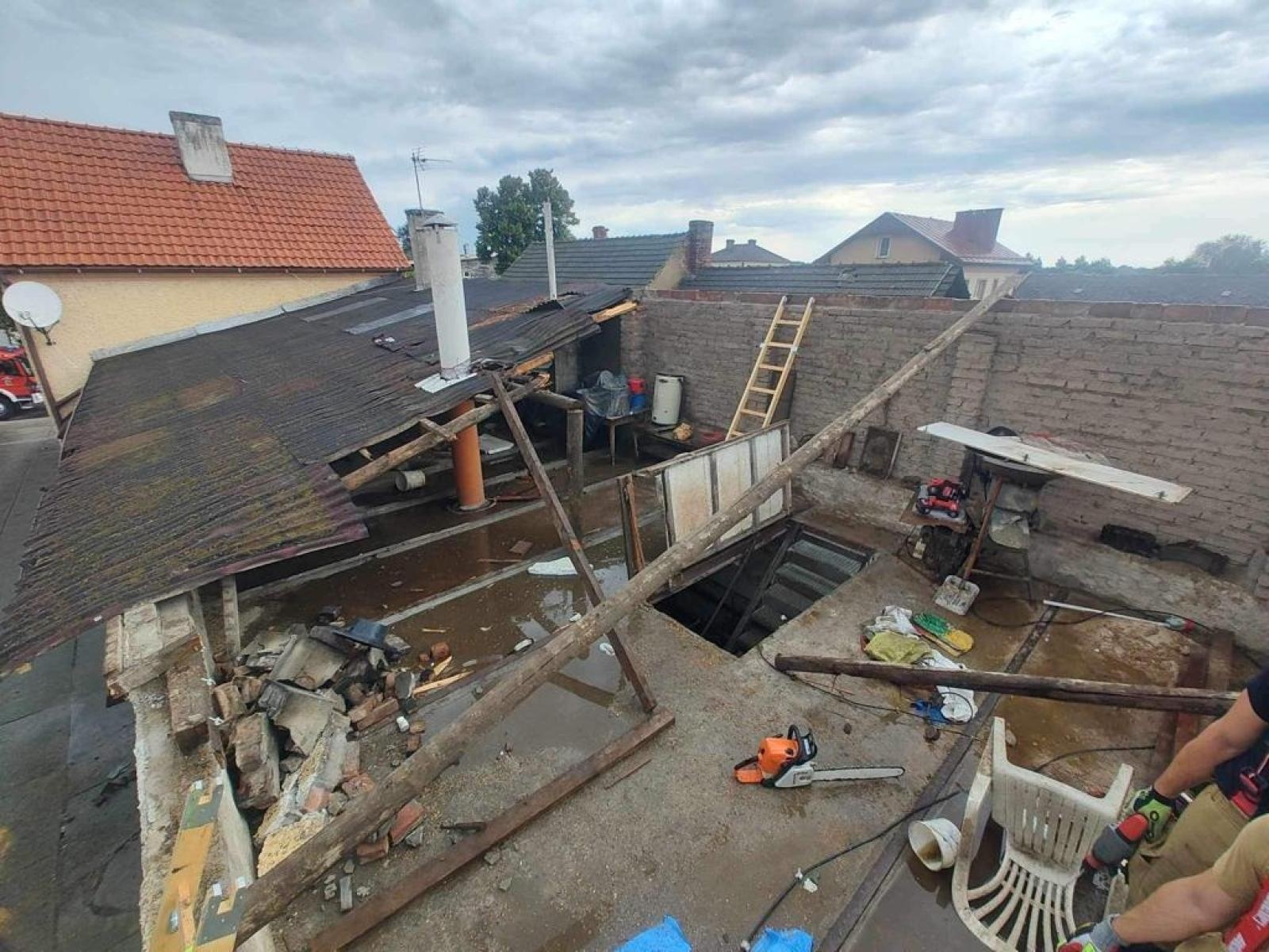 Zdjęcie w galerii na portalu naszraciborz.pl: Raport 998. Zerwany dach w Bieńkowicach. Powalone drzewa na drogach [FOTO] wiadomości z regionu