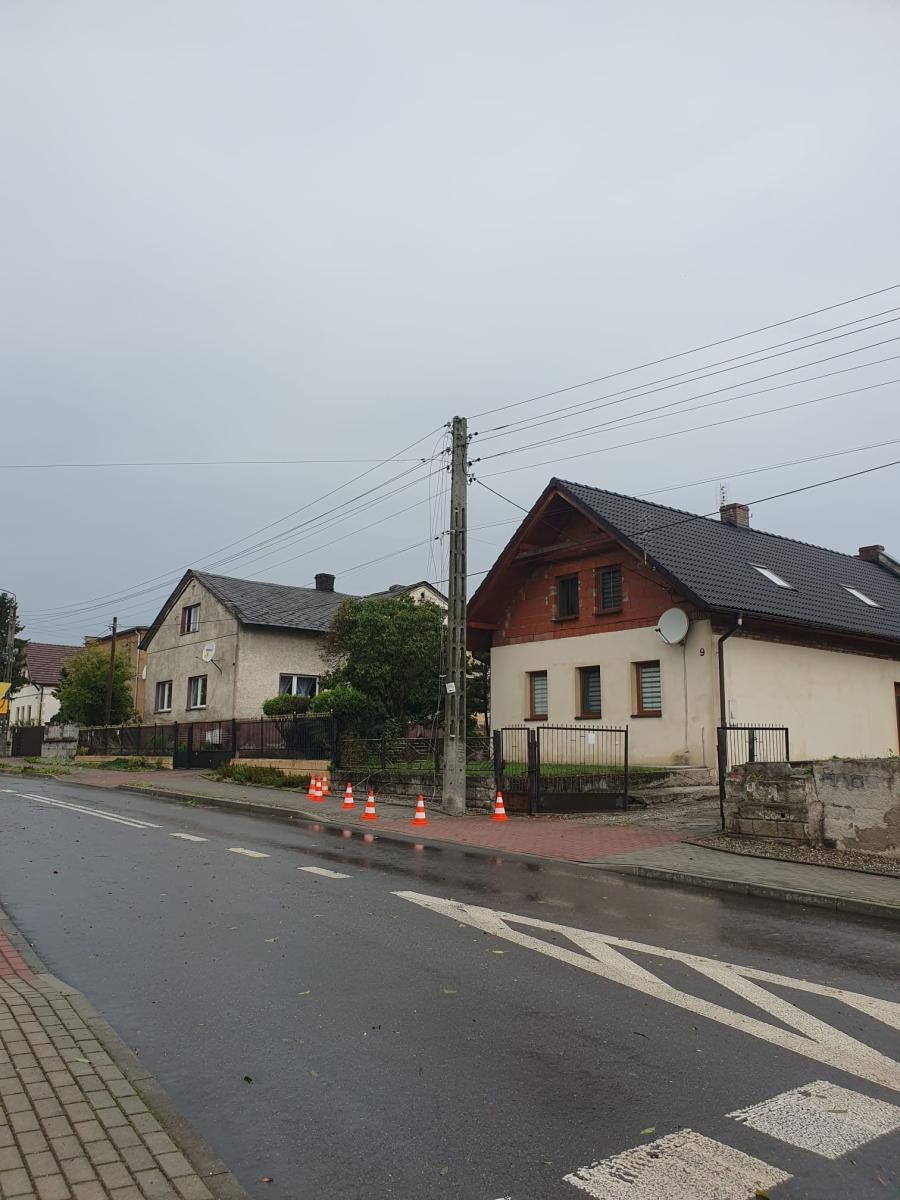 Zdjęcie w galerii na portalu naszraciborz.pl: Raport 998. Zerwany dach w Bieńkowicach. Powalone drzewa na drogach [FOTO] wiadomości z regionu