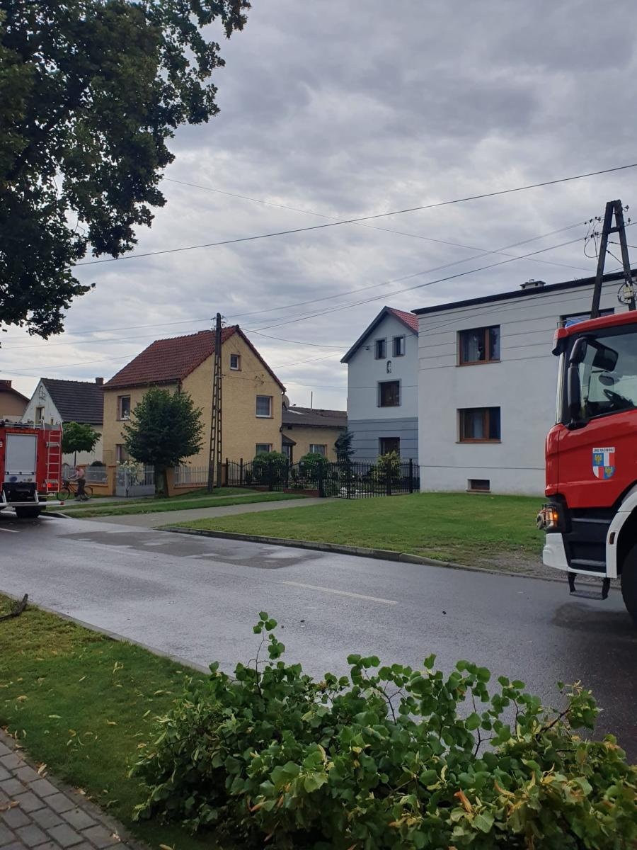 Zdjęcie w galerii na portalu naszraciborz.pl: Raport 998. Zerwany dach w Bieńkowicach. Powalone drzewa na drogach [FOTO] wiadomości z regionu