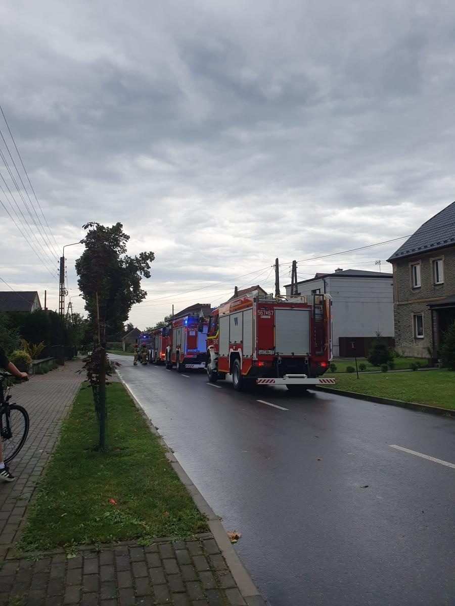 Zdjęcie w galerii na portalu naszraciborz.pl: Raport 998. Zerwany dach w Bieńkowicach. Powalone drzewa na drogach [FOTO] wiadomości z regionu
