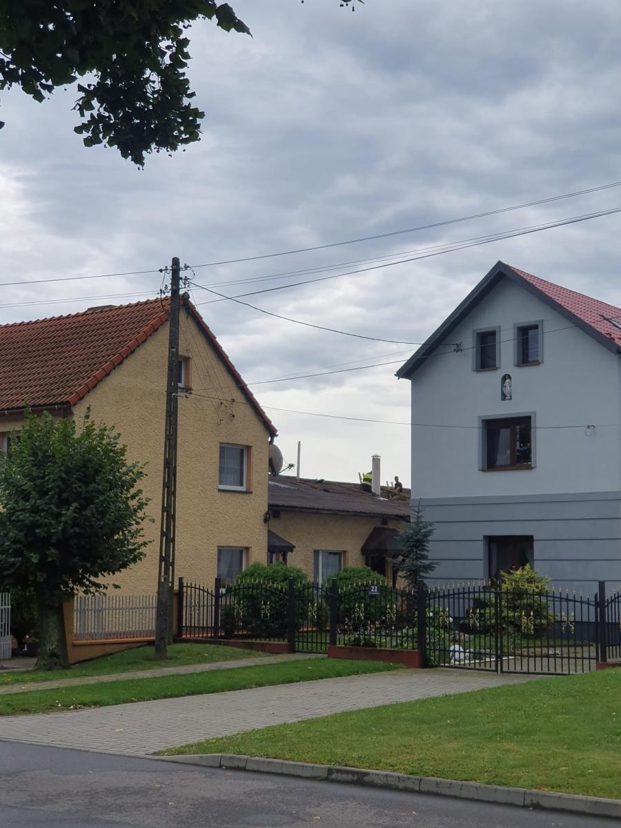 Zdjęcie w galerii na portalu naszraciborz.pl: Raport 998. Zerwany dach w Bieńkowicach. Powalone drzewa na drogach [FOTO] wiadomości z regionu