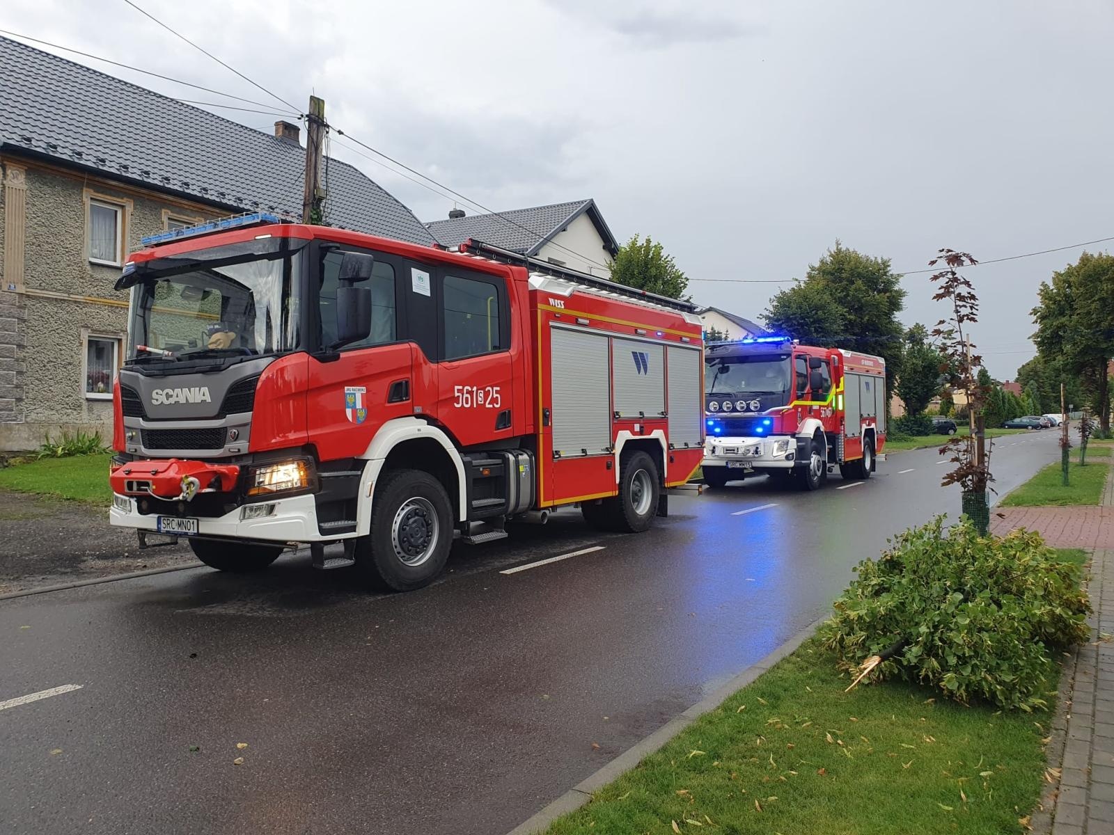 Zdjęcie w galerii na portalu naszraciborz.pl: Raport 998. Zerwany dach w Bieńkowicach. Powalone drzewa na drogach [FOTO] wiadomości z regionu