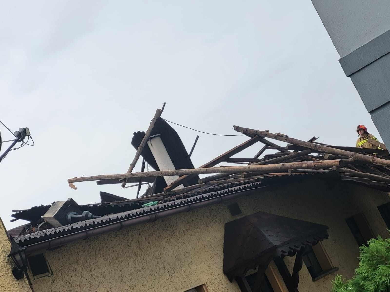 Zdjęcie w galerii na portalu naszraciborz.pl: Raport 998. Zerwany dach w Bieńkowicach. Powalone drzewa na drogach [FOTO] wiadomości z regionu