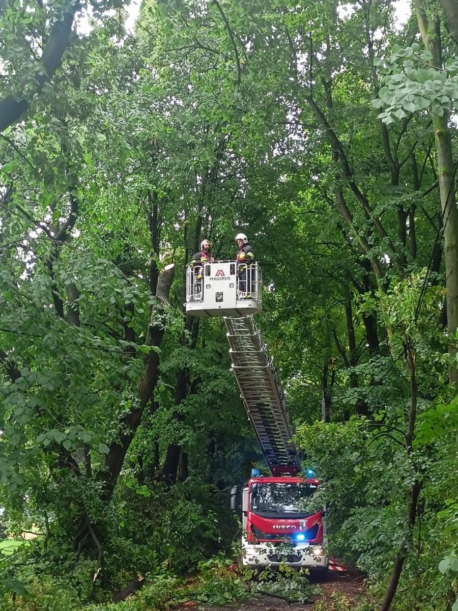 Zdjęcie w galerii na portalu naszraciborz.pl: Raport 998. Zerwany dach w Bieńkowicach. Powalone drzewa na drogach [FOTO] wiadomości z regionu