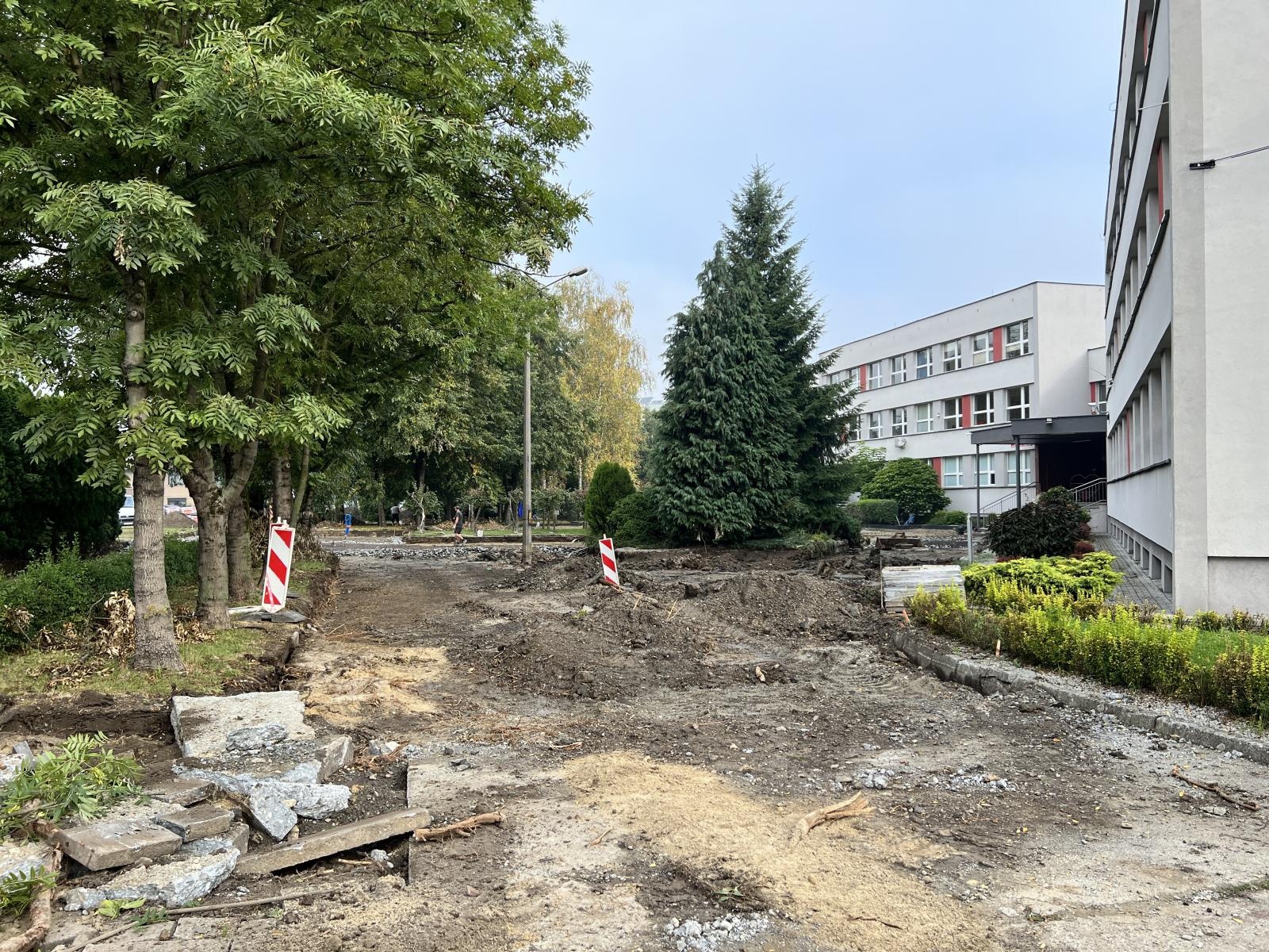 Zdjęcie w galerii na portalu naszraciborz.pl: Trwa przebudowa przestrzeni przy SP 1 wiadomości z regionu