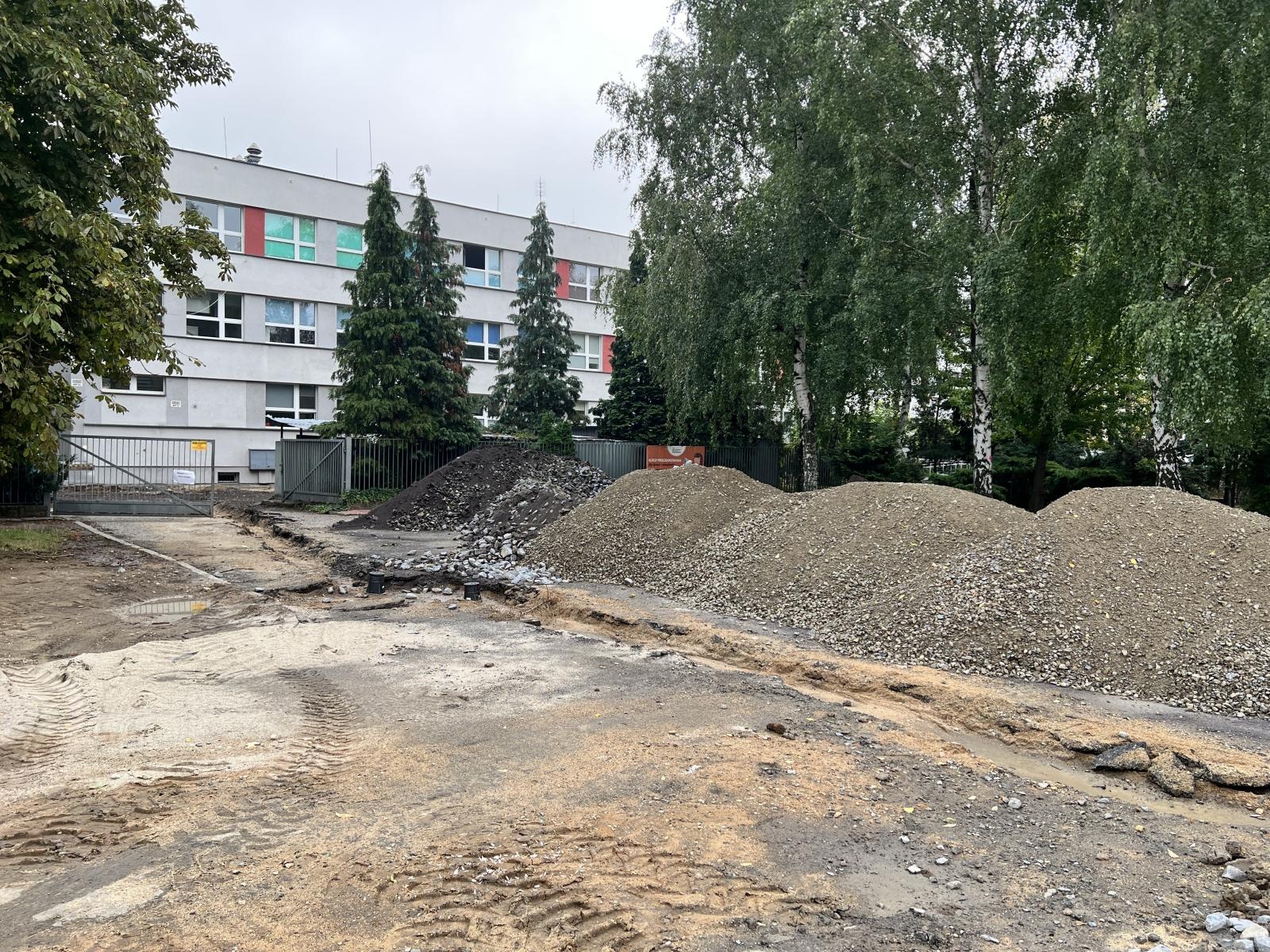 Zdjęcie w galerii na portalu naszraciborz.pl: Trwa przebudowa przestrzeni przy SP 1 wiadomości z regionu