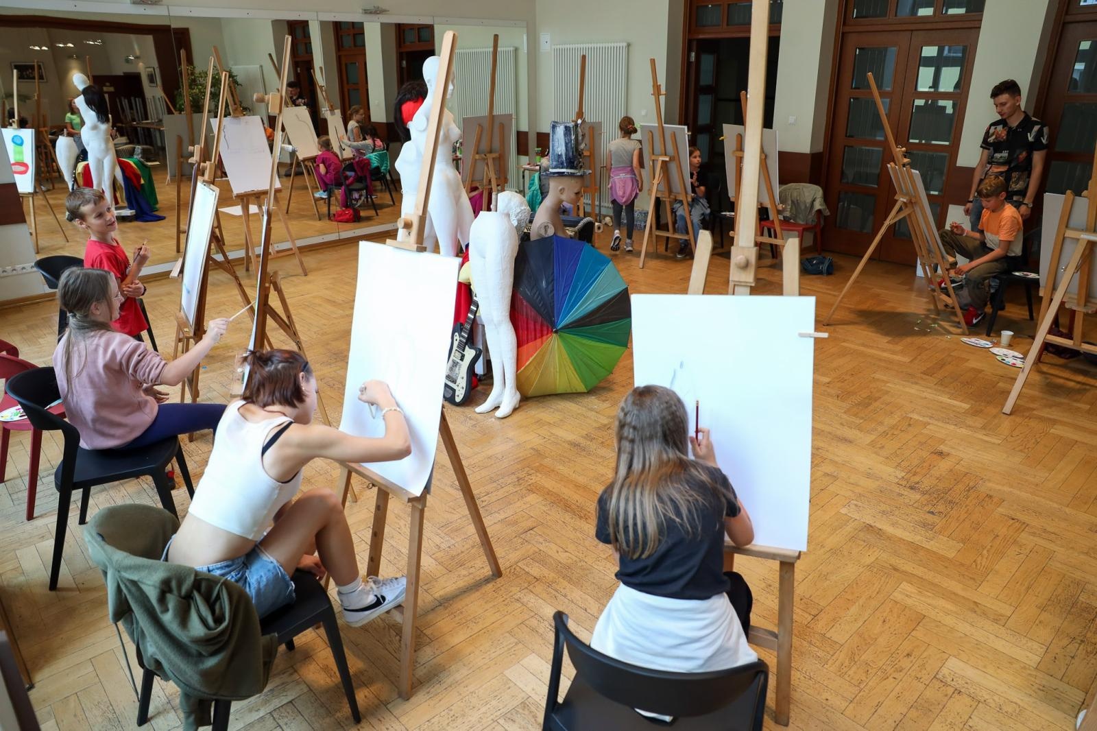 Zdjęcie w galerii na portalu naszraciborz.pl: Malarstwo i rysunek, czyli twórcza zabawa podczas letnich warsztatów w RCK wiadomości z regionu