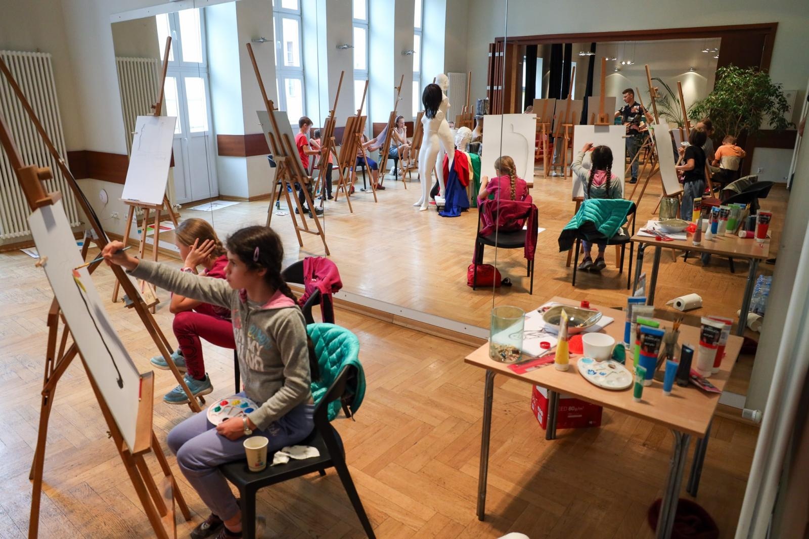 Zdjęcie w galerii na portalu naszraciborz.pl: Malarstwo i rysunek, czyli twórcza zabawa podczas letnich warsztatów w RCK wiadomości z regionu