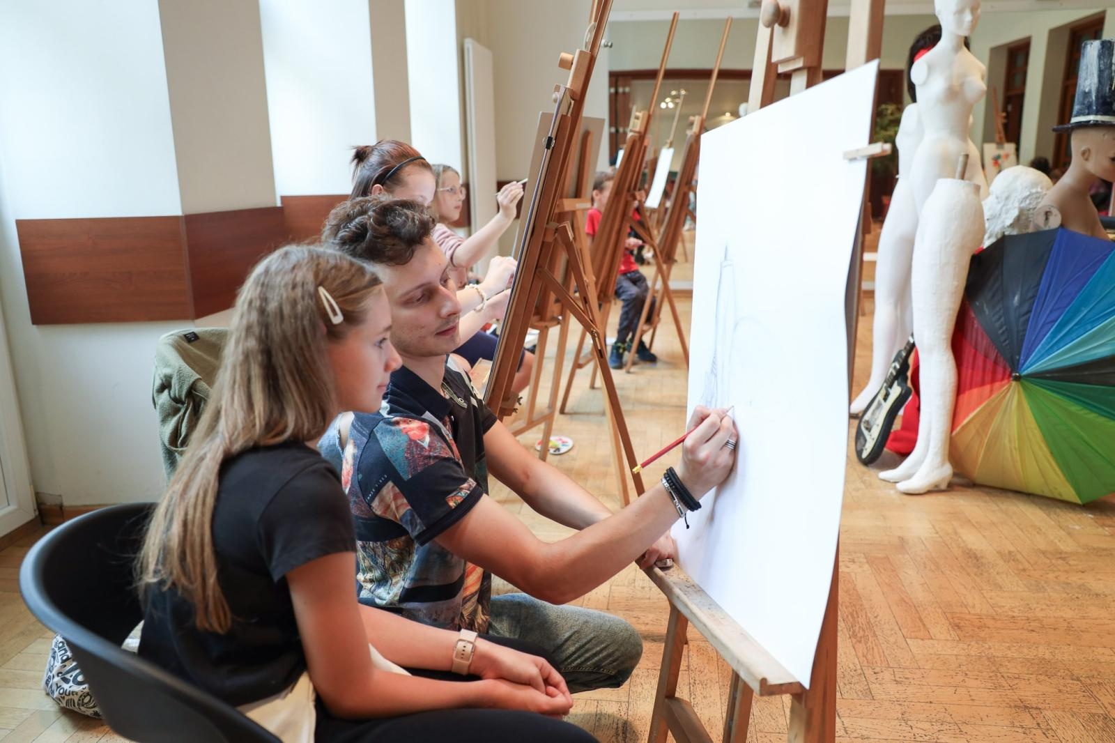 Zdjęcie w galerii na portalu naszraciborz.pl: Malarstwo i rysunek, czyli twórcza zabawa podczas letnich warsztatów w RCK wiadomości z regionu