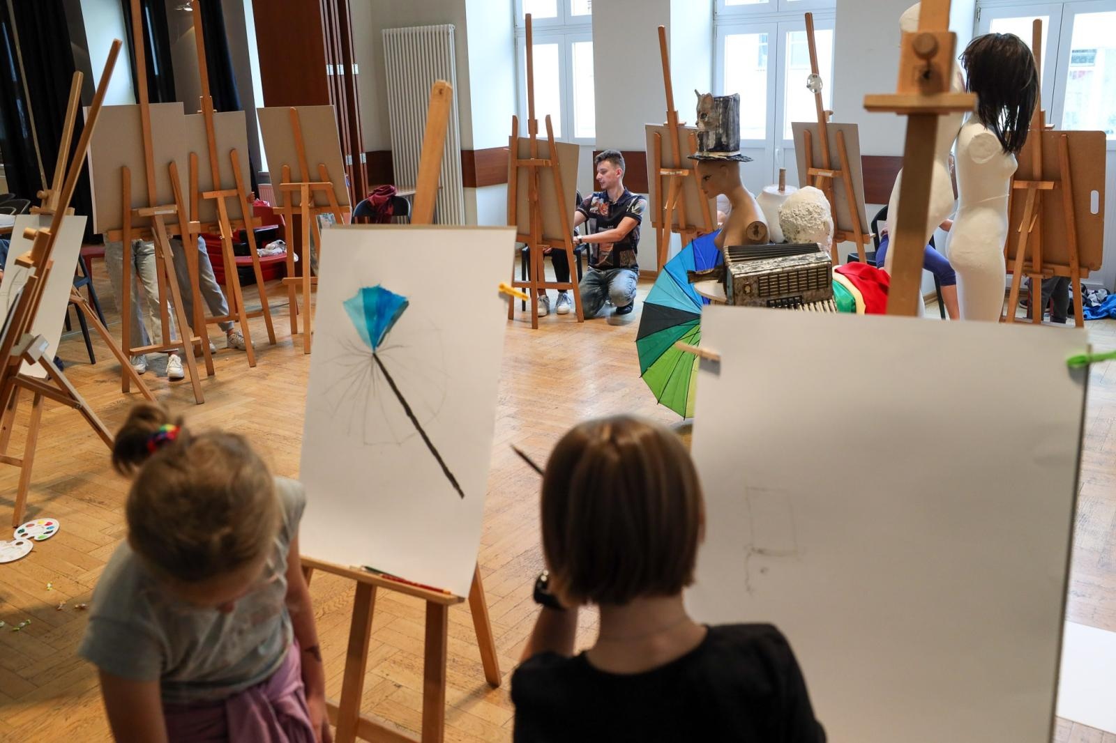 Zdjęcie w galerii na portalu naszraciborz.pl: Malarstwo i rysunek, czyli twórcza zabawa podczas letnich warsztatów w RCK wiadomości z regionu