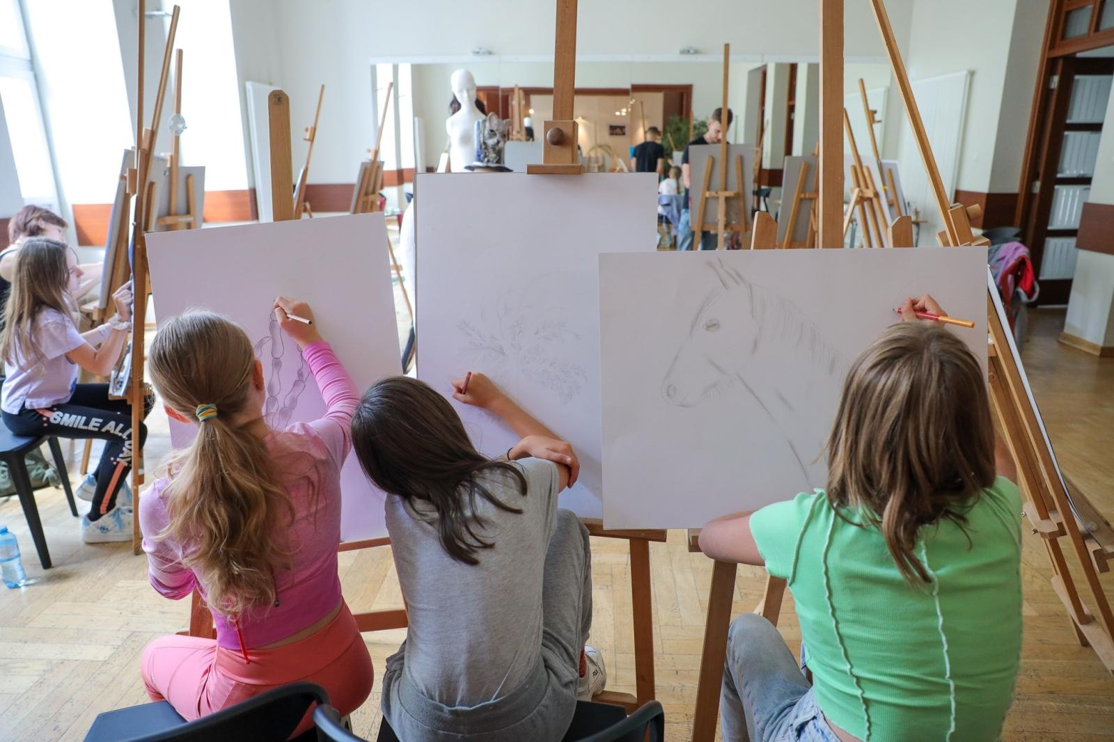 Zdjęcie w galerii na portalu naszraciborz.pl: Malarstwo i rysunek, czyli twórcza zabawa podczas letnich warsztatów w RCK wiadomości z regionu