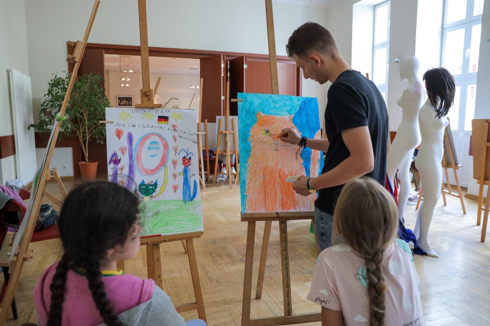 Zdjęcie w galerii na portalu naszraciborz.pl: Malarstwo i rysunek, czyli twórcza zabawa podczas letnich warsztatów w RCK wiadomości z regionu