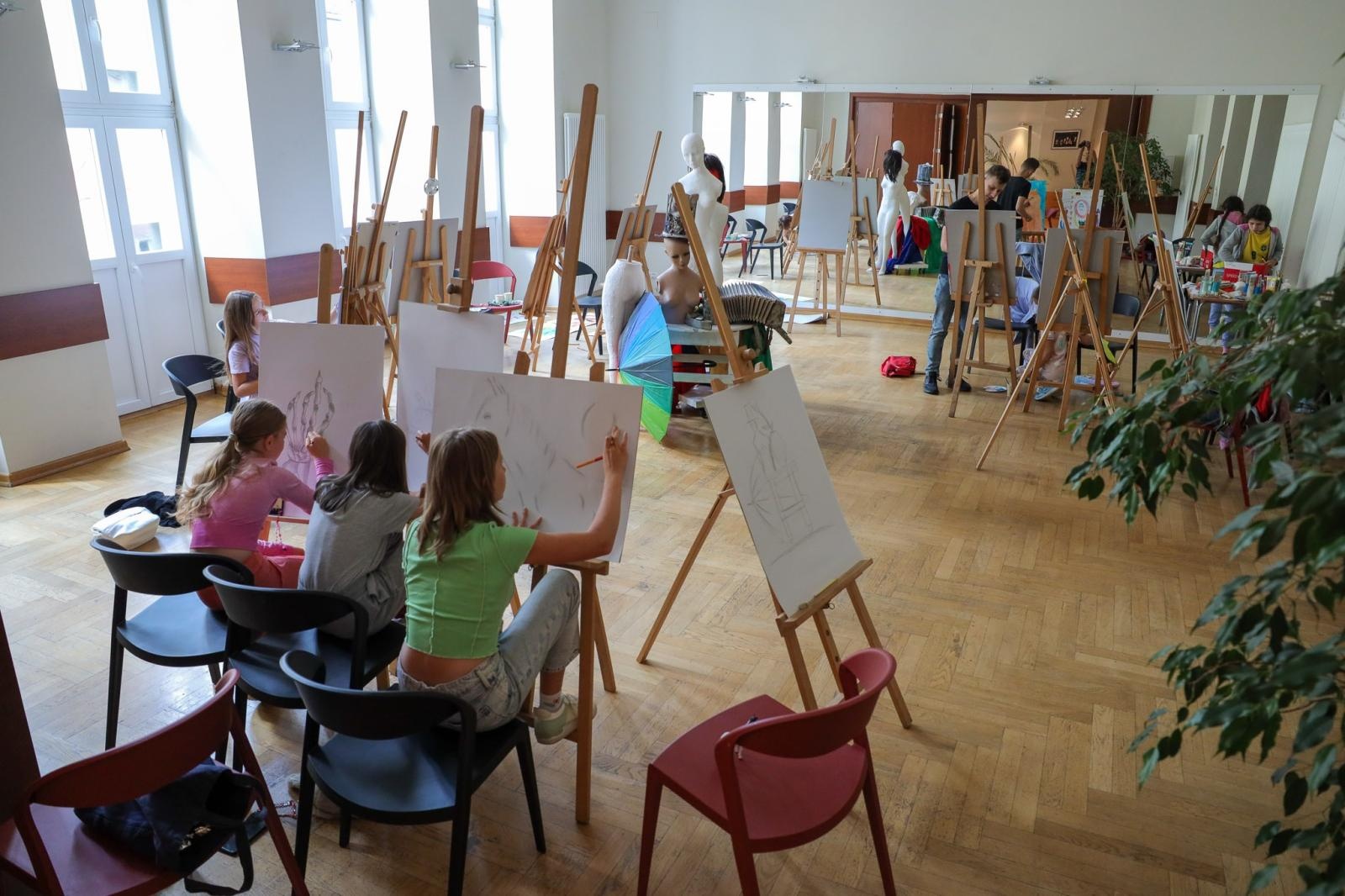 Zdjęcie w galerii na portalu naszraciborz.pl: Malarstwo i rysunek, czyli twórcza zabawa podczas letnich warsztatów w RCK wiadomości z regionu