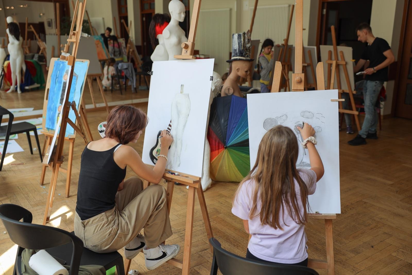 Zdjęcie w galerii na portalu naszraciborz.pl: Malarstwo i rysunek, czyli twórcza zabawa podczas letnich warsztatów w RCK wiadomości z regionu