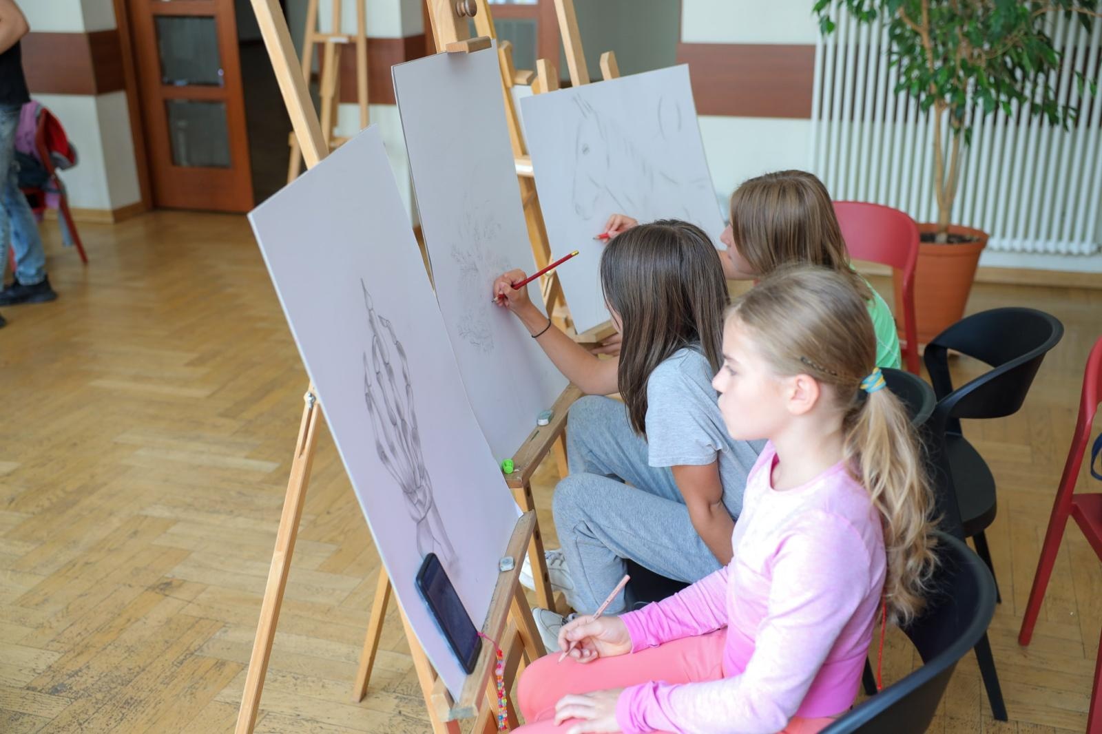 Zdjęcie w galerii na portalu naszraciborz.pl: Malarstwo i rysunek, czyli twórcza zabawa podczas letnich warsztatów w RCK wiadomości z regionu