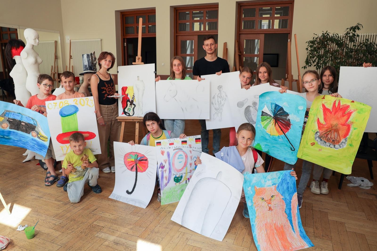 Zdjęcie w galerii na portalu naszraciborz.pl: Malarstwo i rysunek, czyli twórcza zabawa podczas letnich warsztatów w RCK wiadomości z regionu