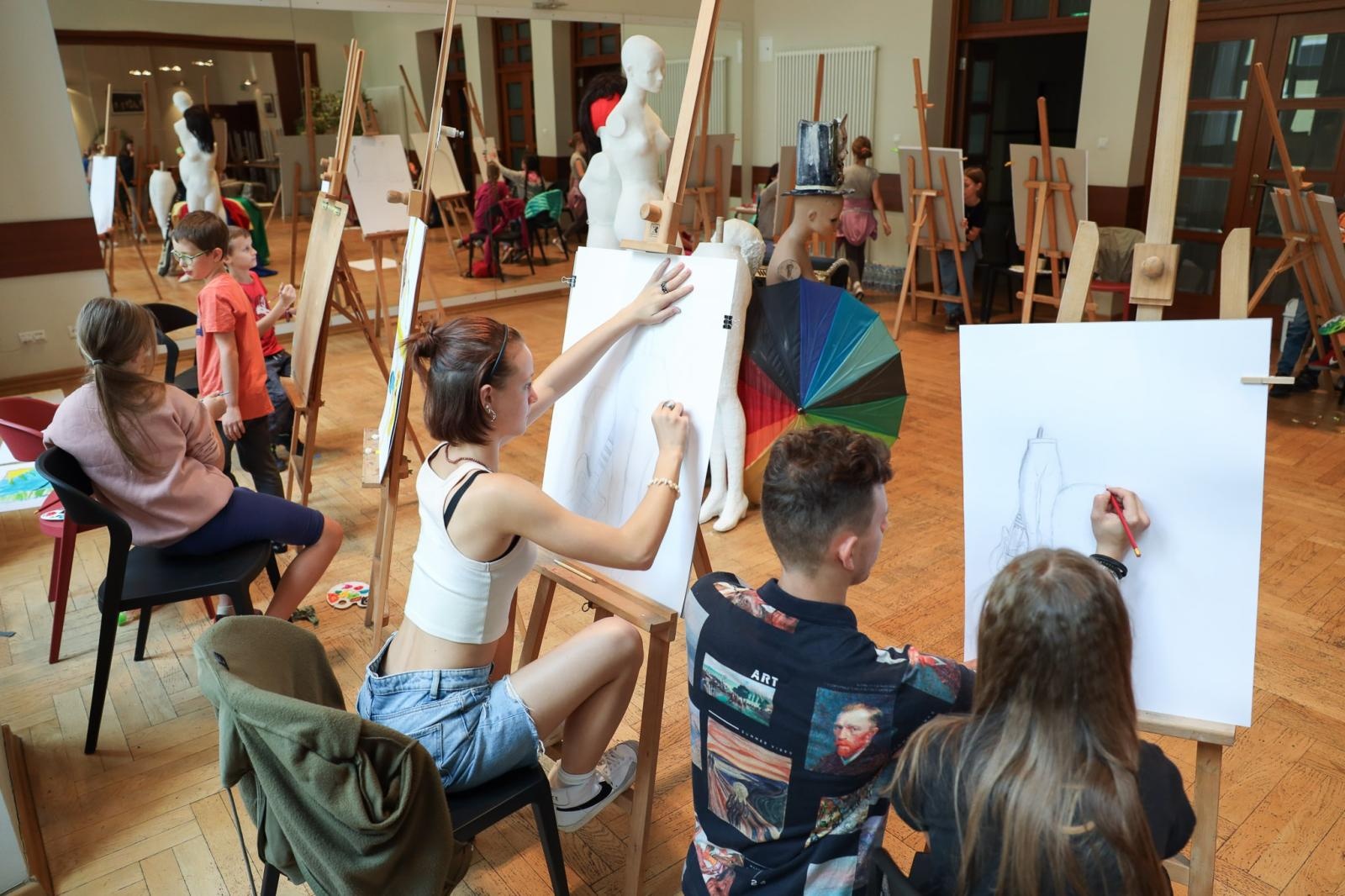 Zdjęcie w galerii na portalu naszraciborz.pl: Malarstwo i rysunek, czyli twórcza zabawa podczas letnich warsztatów w RCK wiadomości z regionu