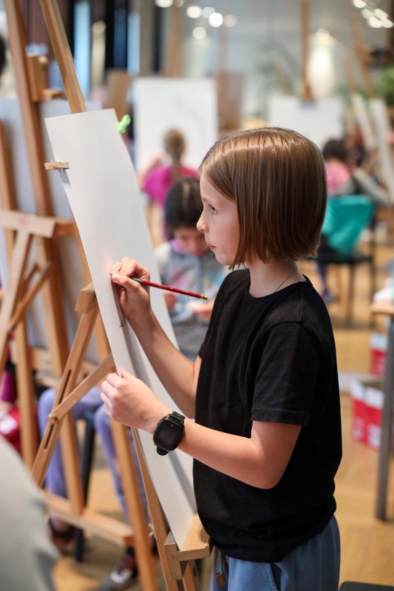 Zdjęcie w galerii na portalu naszraciborz.pl: Malarstwo i rysunek, czyli twórcza zabawa podczas letnich warsztatów w RCK wiadomości z regionu