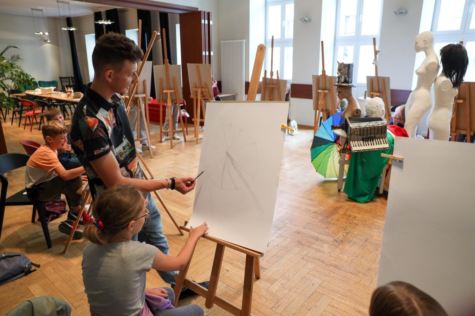 Zdjęcie w galerii na portalu naszraciborz.pl: Malarstwo i rysunek, czyli twórcza zabawa podczas letnich warsztatów w RCK wiadomości z regionu