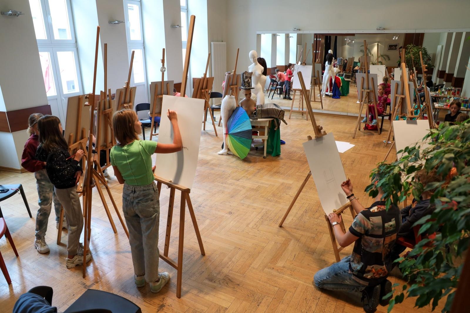 Zdjęcie w galerii na portalu naszraciborz.pl: Malarstwo i rysunek, czyli twórcza zabawa podczas letnich warsztatów w RCK wiadomości z regionu