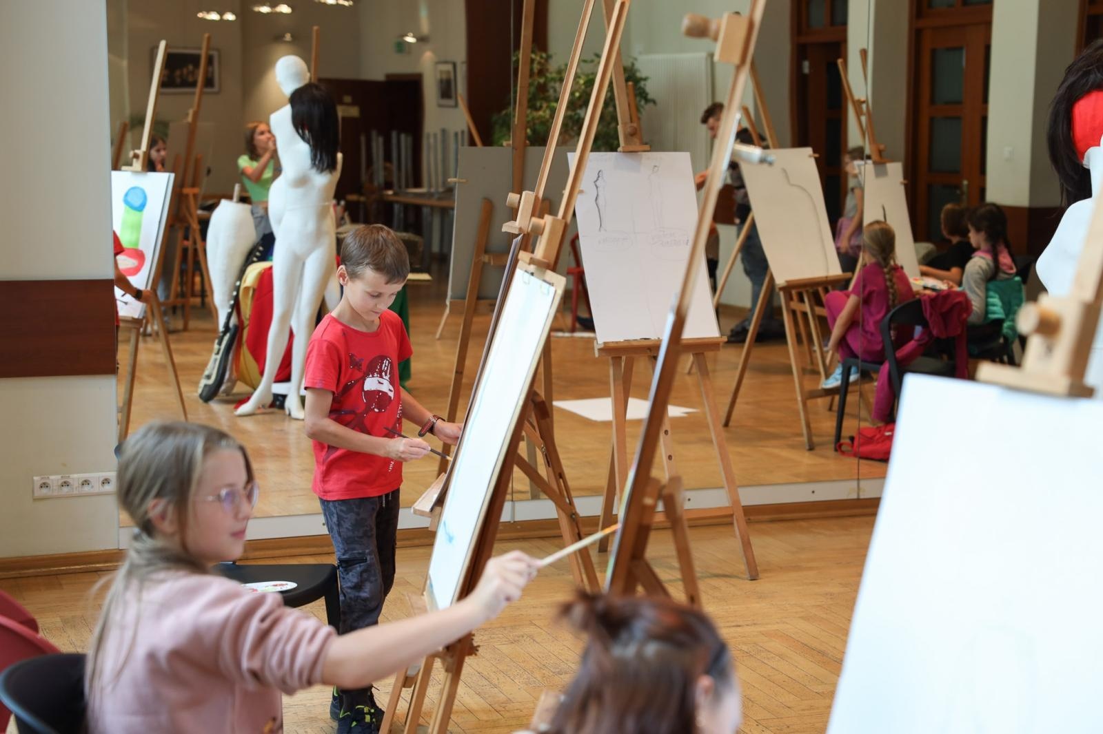 Zdjęcie w galerii na portalu naszraciborz.pl: Malarstwo i rysunek, czyli twórcza zabawa podczas letnich warsztatów w RCK wiadomości z regionu