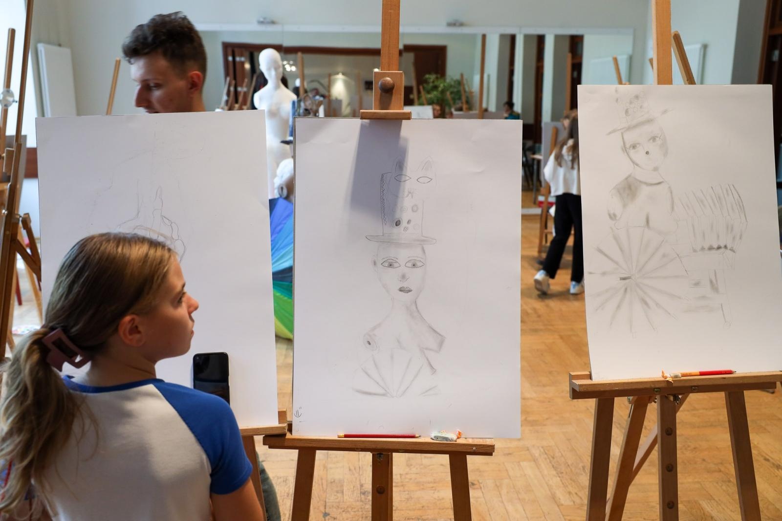 Zdjęcie w galerii na portalu naszraciborz.pl: Malarstwo i rysunek, czyli twórcza zabawa podczas letnich warsztatów w RCK wiadomości z regionu