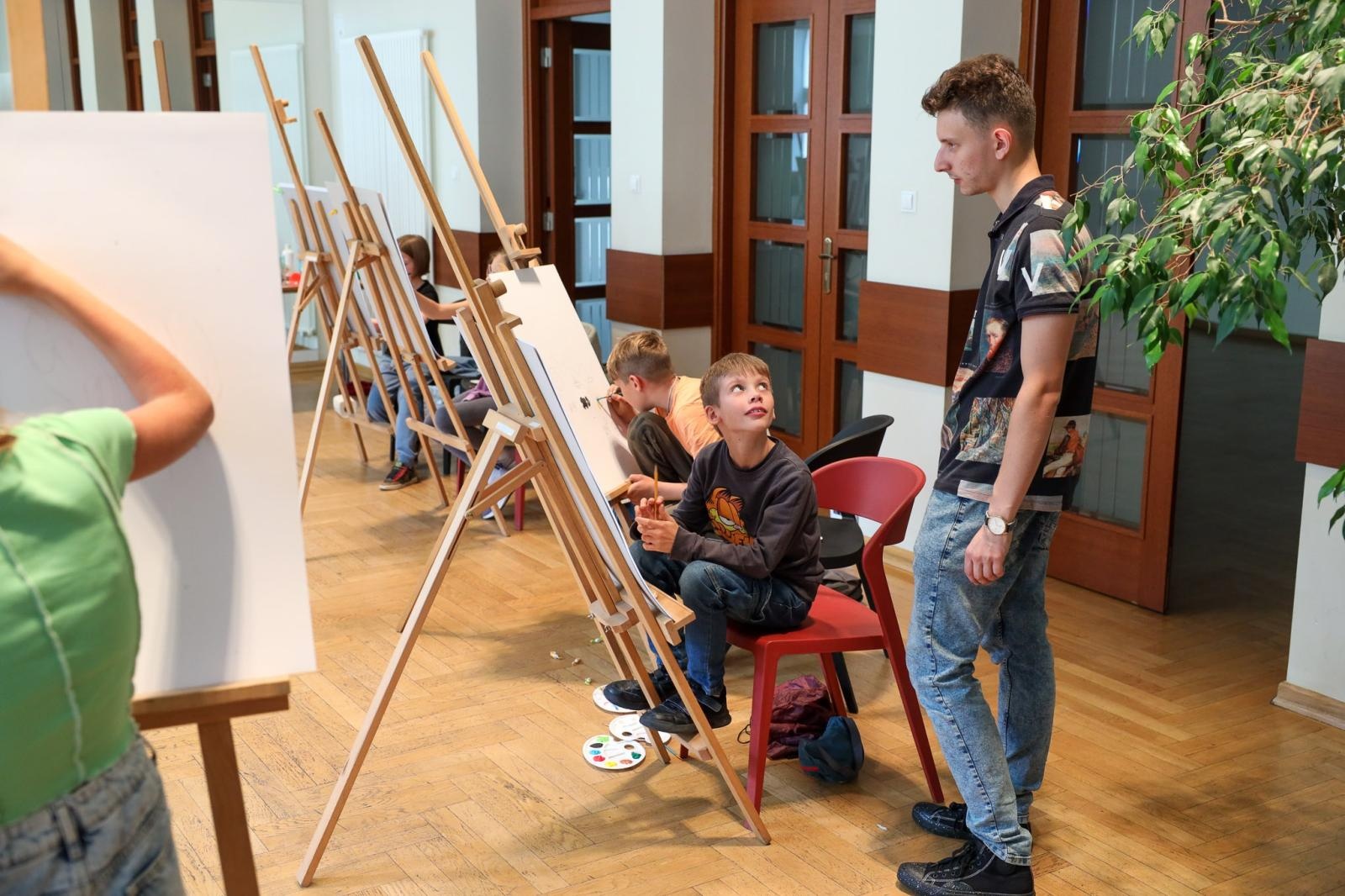 Zdjęcie w galerii na portalu naszraciborz.pl: Malarstwo i rysunek, czyli twórcza zabawa podczas letnich warsztatów w RCK wiadomości z regionu