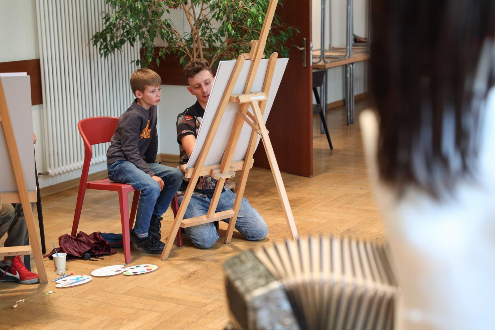 Zdjęcie w galerii na portalu naszraciborz.pl: Malarstwo i rysunek, czyli twórcza zabawa podczas letnich warsztatów w RCK wiadomości z regionu