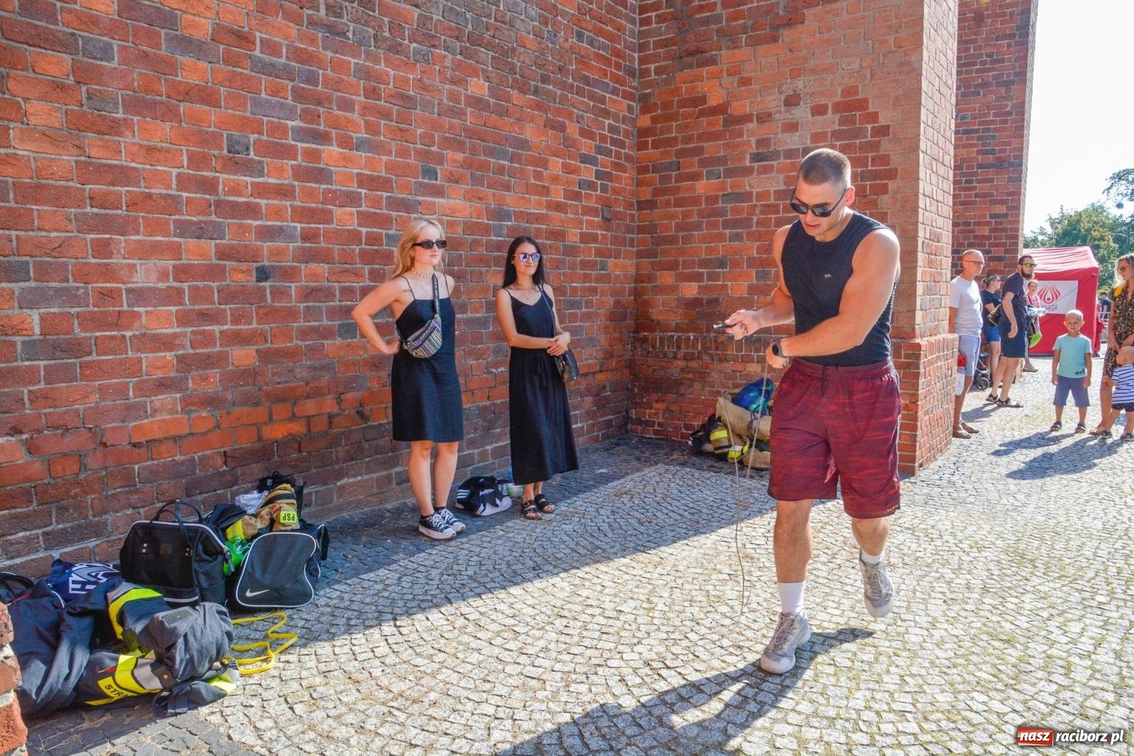 Zdjęcie w galerii na portalu naszraciborz.pl: Toughest Firefighter Racibórz - strażacka rywalizacja na pl. Dominikańskim [FOTO i WIDEO] wiadomości z regionu