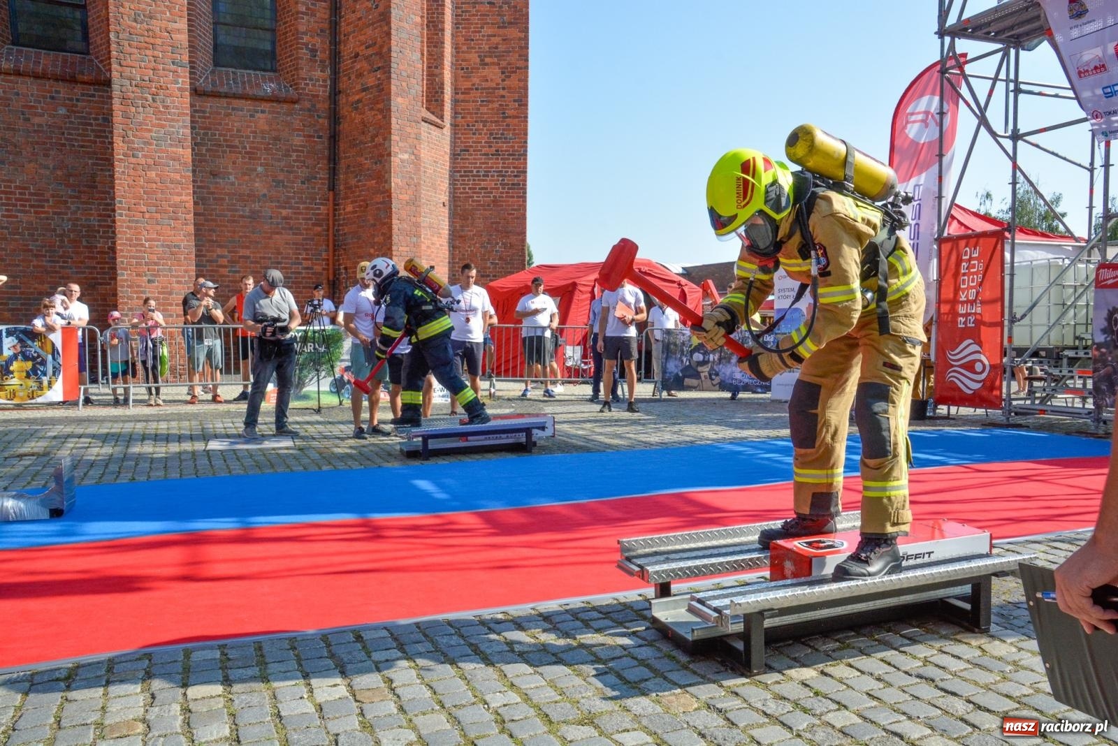 Zdjęcie w galerii na portalu naszraciborz.pl: Toughest Firefighter Racibórz - strażacka rywalizacja na pl. Dominikańskim [FOTO i WIDEO] wiadomości z regionu