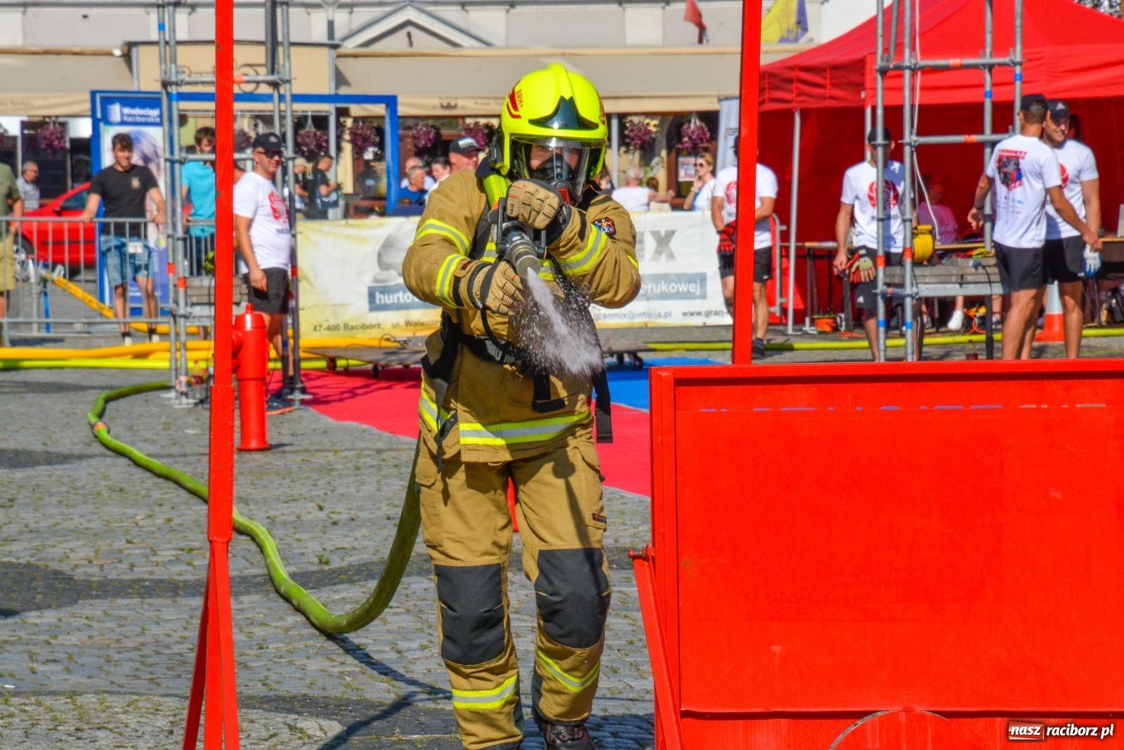 Zdjęcie w galerii na portalu naszraciborz.pl: Toughest Firefighter Racibórz - strażacka rywalizacja na pl. Dominikańskim [FOTO i WIDEO] wiadomości z regionu
