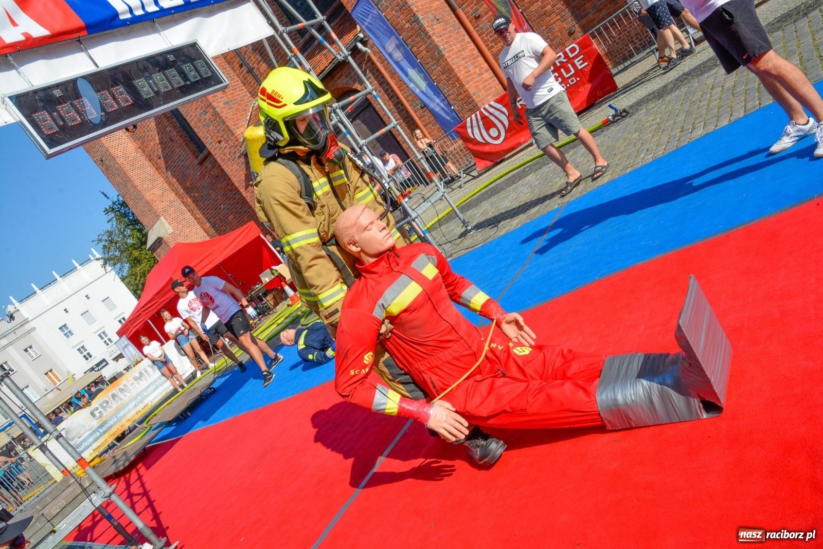 Zdjęcie w galerii na portalu naszraciborz.pl: Toughest Firefighter Racibórz - strażacka rywalizacja na pl. Dominikańskim [FOTO i WIDEO] wiadomości z regionu