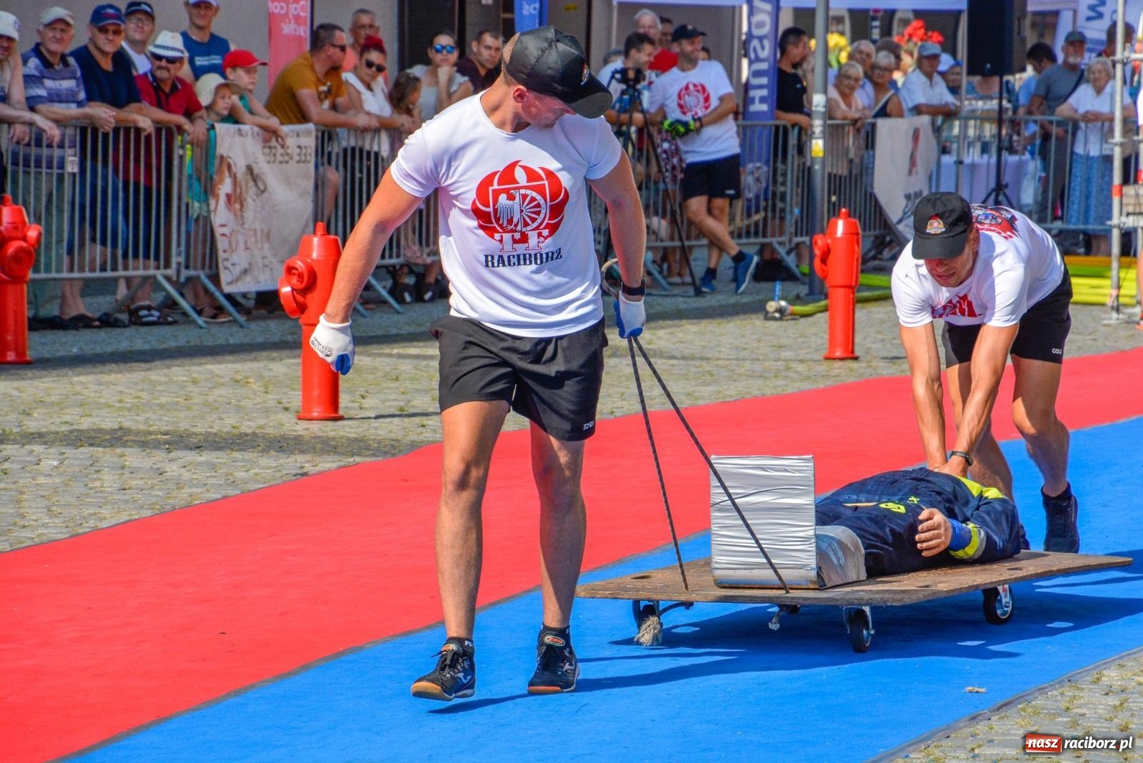 Zdjęcie w galerii na portalu naszraciborz.pl: Toughest Firefighter Racibórz - strażacka rywalizacja na pl. Dominikańskim [FOTO i WIDEO] wiadomości z regionu