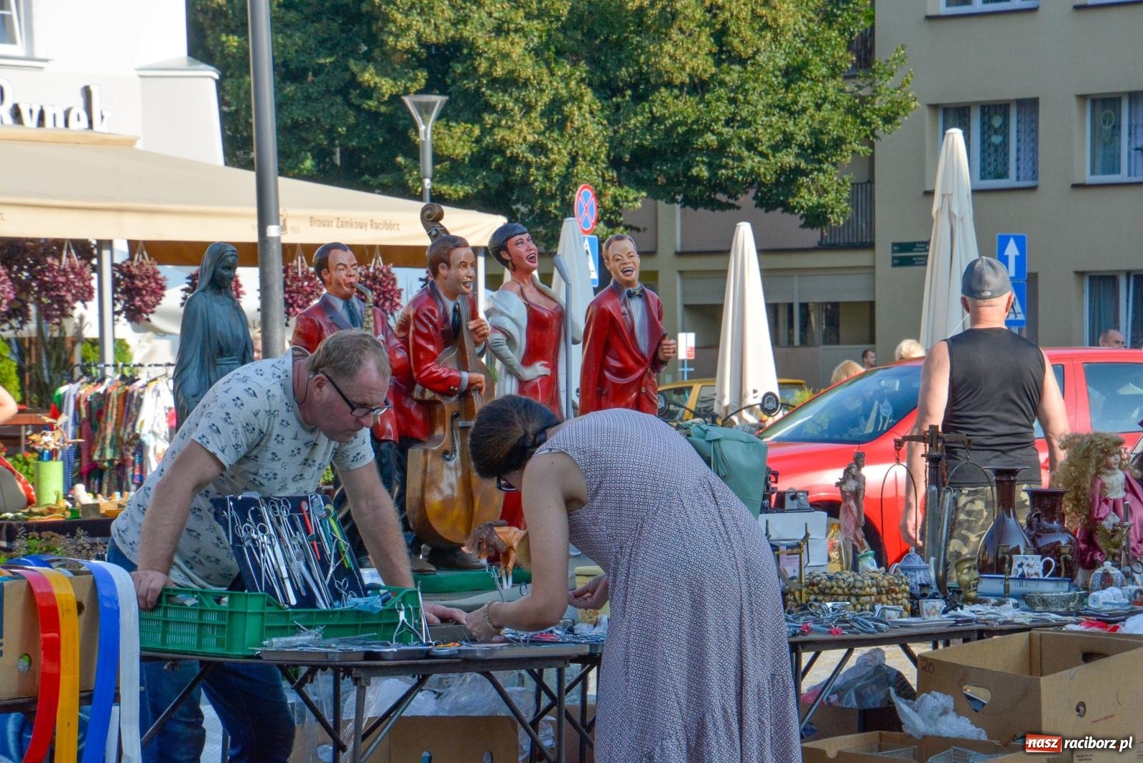 Zdjęcie w galerii na portalu naszraciborz.pl: Kupię młode panny, każdą ilość. Starocie i antyki przeniosły się na Rynek [FOTO i WIDEO] wiadomości z regionu