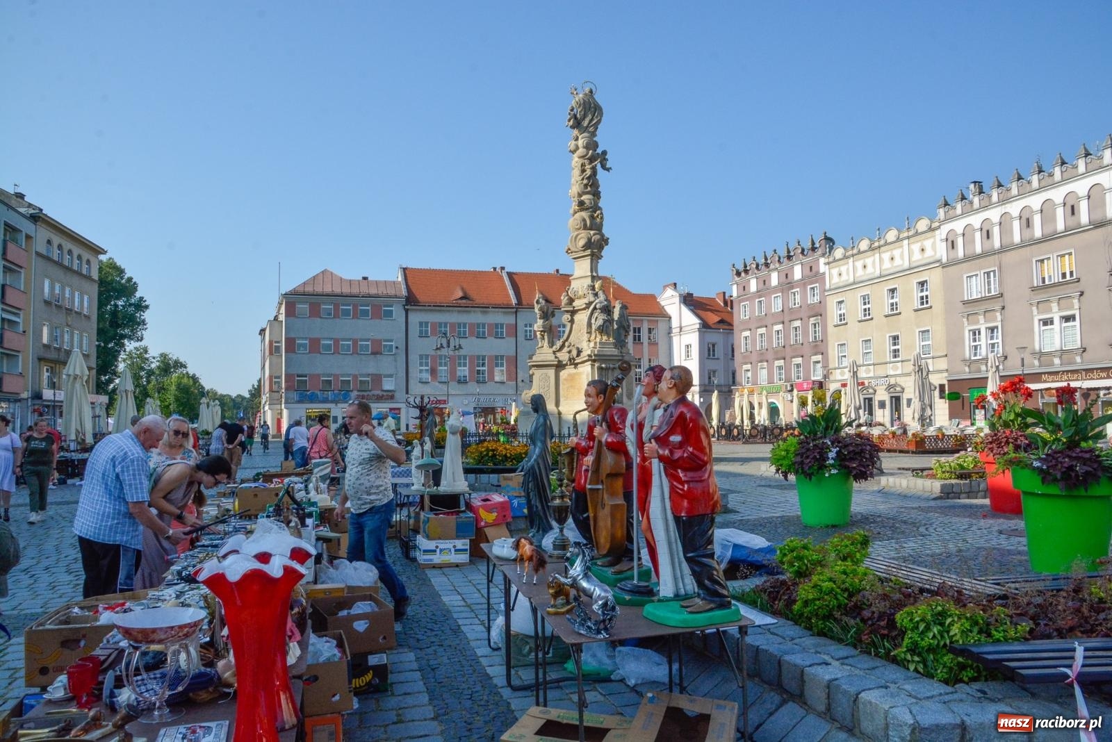 Zdjęcie w galerii na portalu naszraciborz.pl: Kupię młode panny, każdą ilość. Starocie i antyki przeniosły się na Rynek [FOTO i WIDEO] wiadomości z regionu