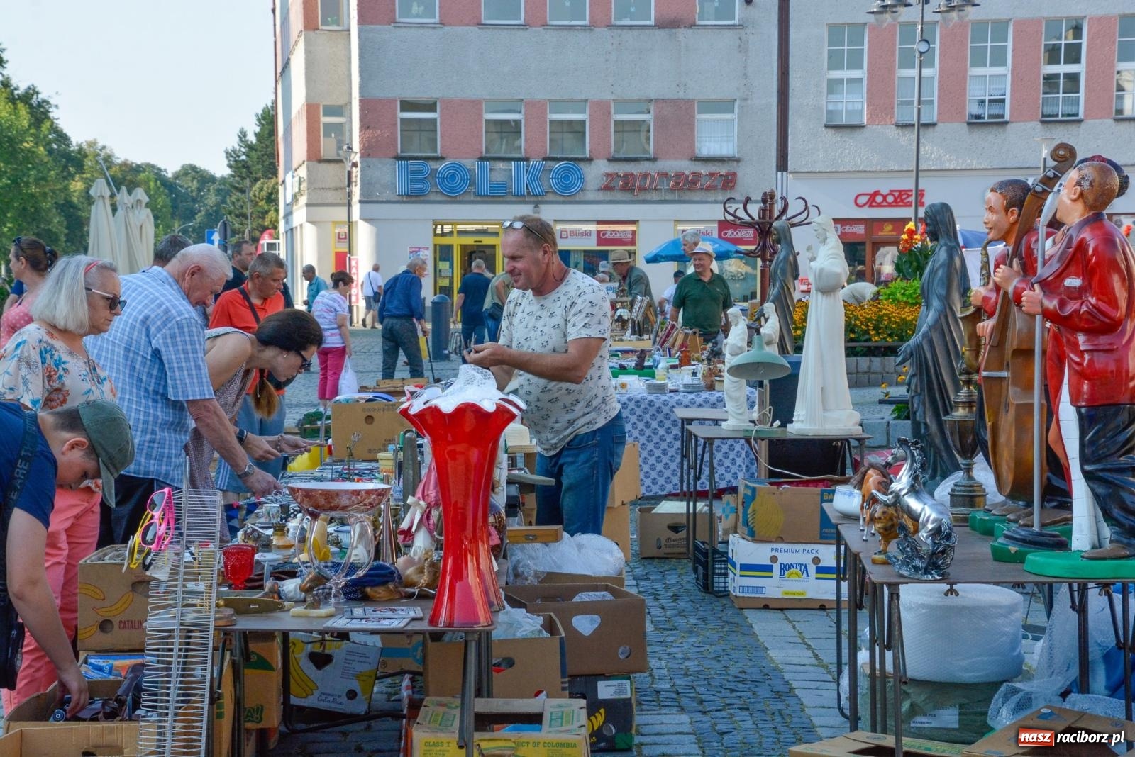 Zdjęcie w galerii na portalu naszraciborz.pl: Kupię młode panny, każdą ilość. Starocie i antyki przeniosły się na Rynek [FOTO i WIDEO] wiadomości z regionu