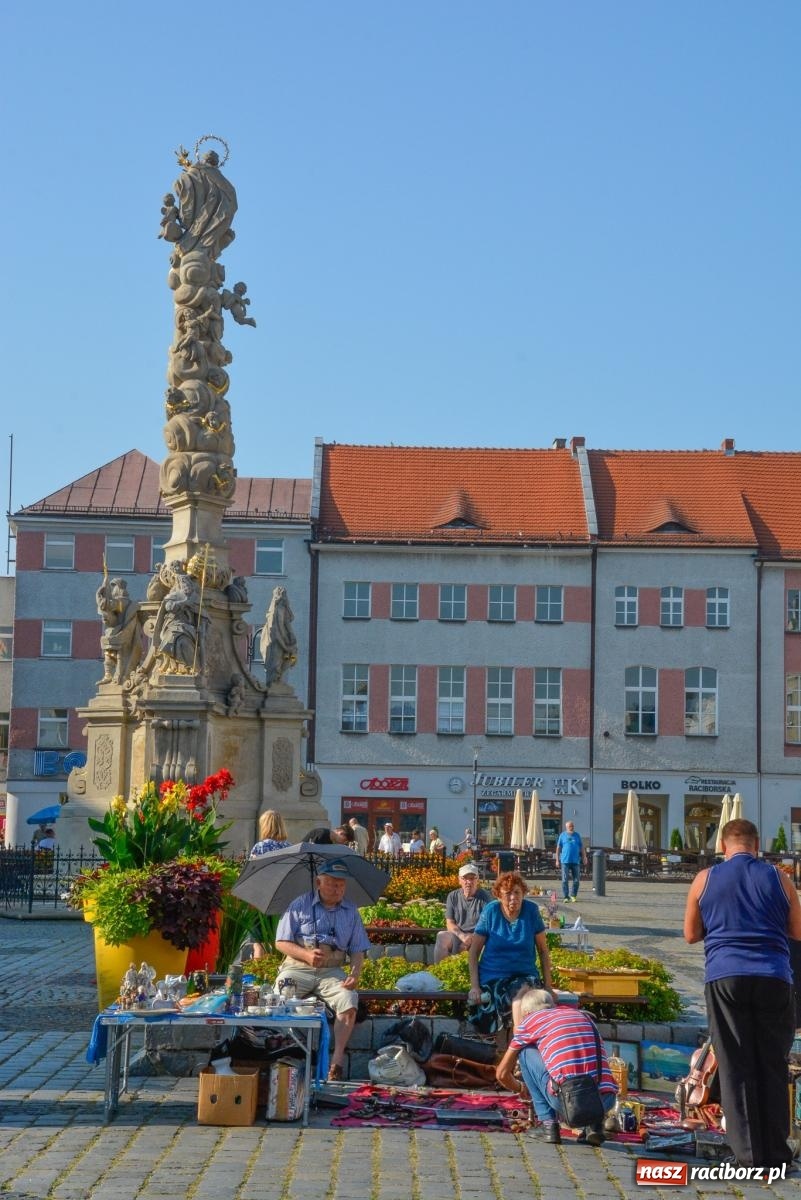 Zdjęcie w galerii na portalu naszraciborz.pl: Kupię młode panny, każdą ilość. Starocie i antyki przeniosły się na Rynek [FOTO i WIDEO] wiadomości z regionu
