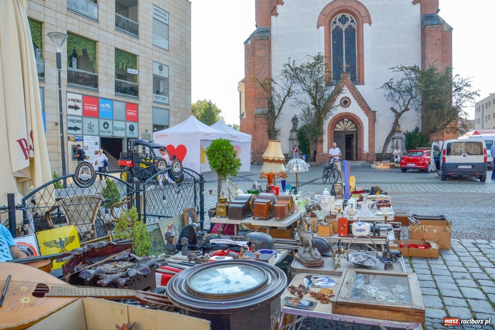 Zdjęcie w galerii na portalu naszraciborz.pl: Kupię młode panny, każdą ilość. Starocie i antyki przeniosły się na Rynek [FOTO i WIDEO] wiadomości z regionu