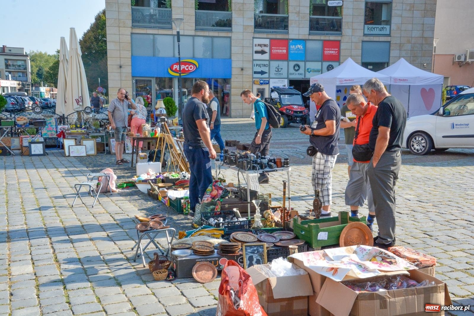 Zdjęcie w galerii na portalu naszraciborz.pl: Kupię młode panny, każdą ilość. Starocie i antyki przeniosły się na Rynek [FOTO i WIDEO] wiadomości z regionu