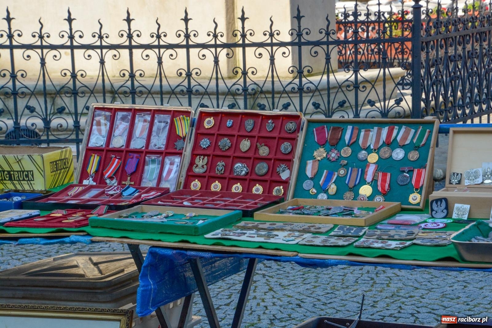 Zdjęcie w galerii na portalu naszraciborz.pl: Kupię młode panny, każdą ilość. Starocie i antyki przeniosły się na Rynek [FOTO i WIDEO] wiadomości z regionu