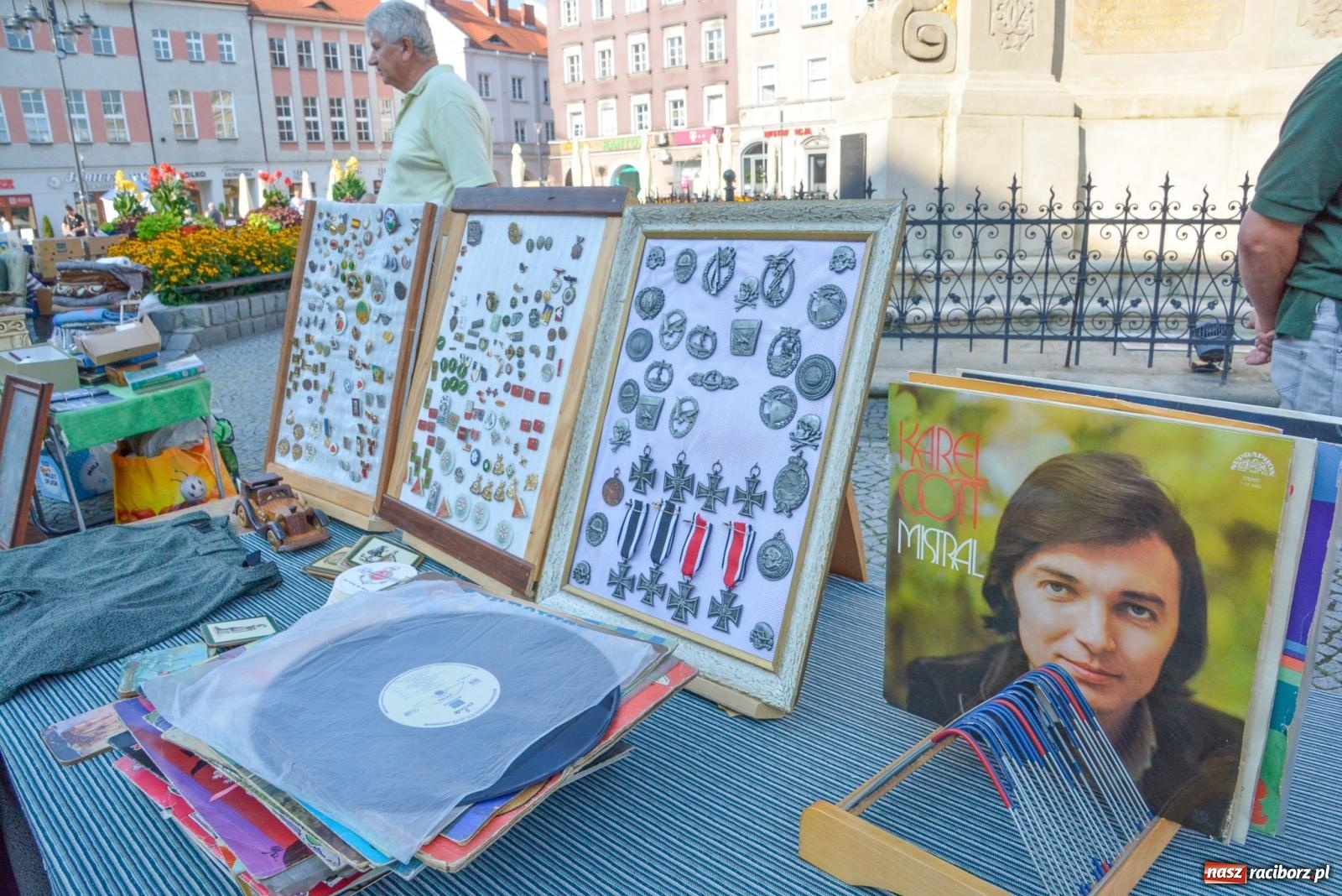 Zdjęcie w galerii na portalu naszraciborz.pl: Kupię młode panny, każdą ilość. Starocie i antyki przeniosły się na Rynek [FOTO i WIDEO] wiadomości z regionu