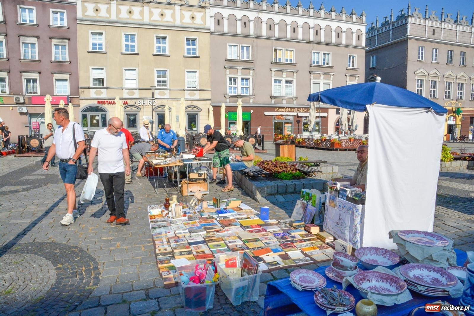 Zdjęcie w galerii na portalu naszraciborz.pl: Kupię młode panny, każdą ilość. Starocie i antyki przeniosły się na Rynek [FOTO i WIDEO] wiadomości z regionu