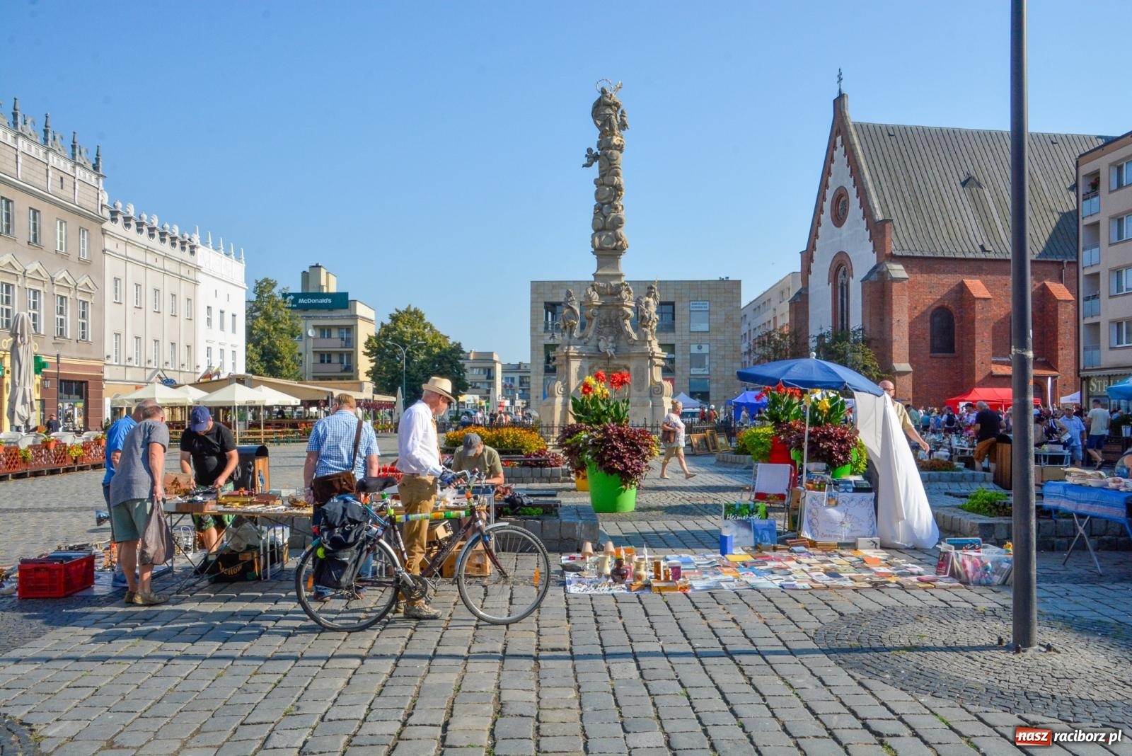 Zdjęcie w galerii na portalu naszraciborz.pl: Kupię młode panny, każdą ilość. Starocie i antyki przeniosły się na Rynek [FOTO i WIDEO] wiadomości z regionu