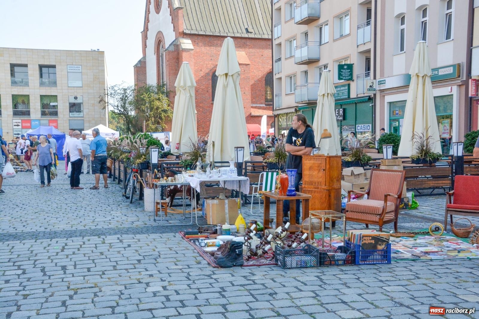 Zdjęcie w galerii na portalu naszraciborz.pl: Kupię młode panny, każdą ilość. Starocie i antyki przeniosły się na Rynek [FOTO i WIDEO] wiadomości z regionu