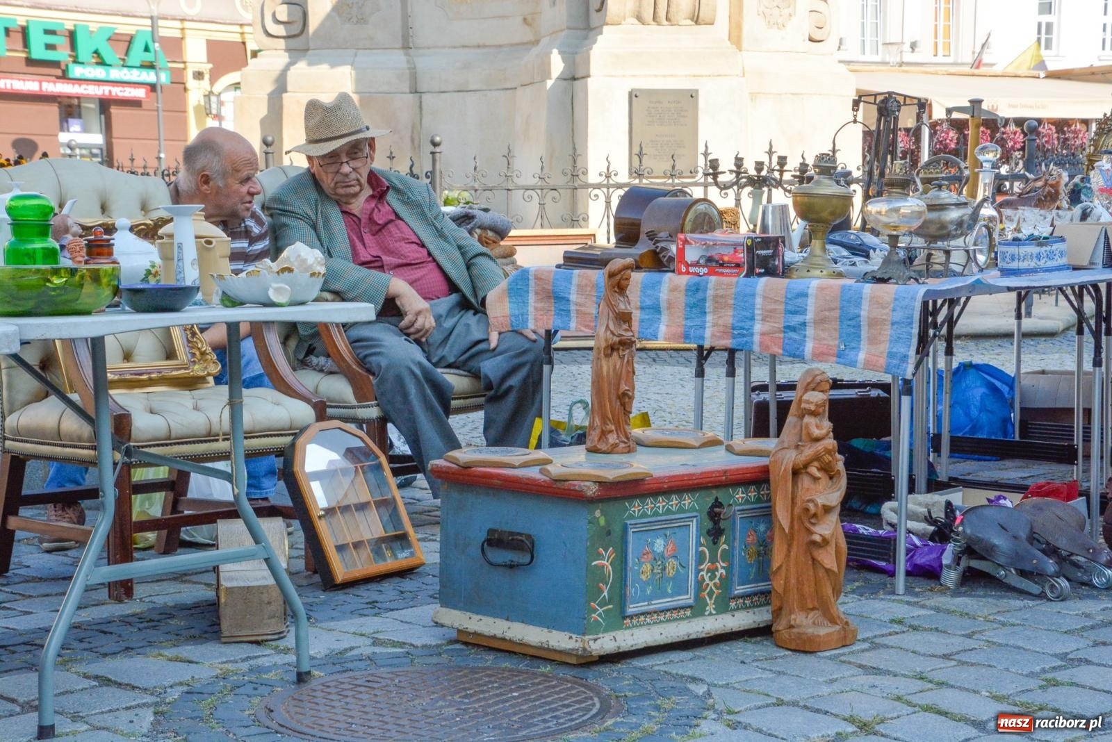 Zdjęcie w galerii na portalu naszraciborz.pl: Kupię młode panny, każdą ilość. Starocie i antyki przeniosły się na Rynek [FOTO i WIDEO] wiadomości z regionu