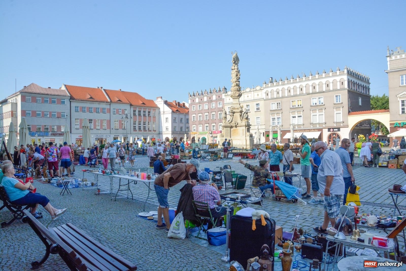 Zdjęcie w galerii na portalu naszraciborz.pl: Kupię młode panny, każdą ilość. Starocie i antyki przeniosły się na Rynek [FOTO i WIDEO] wiadomości z regionu